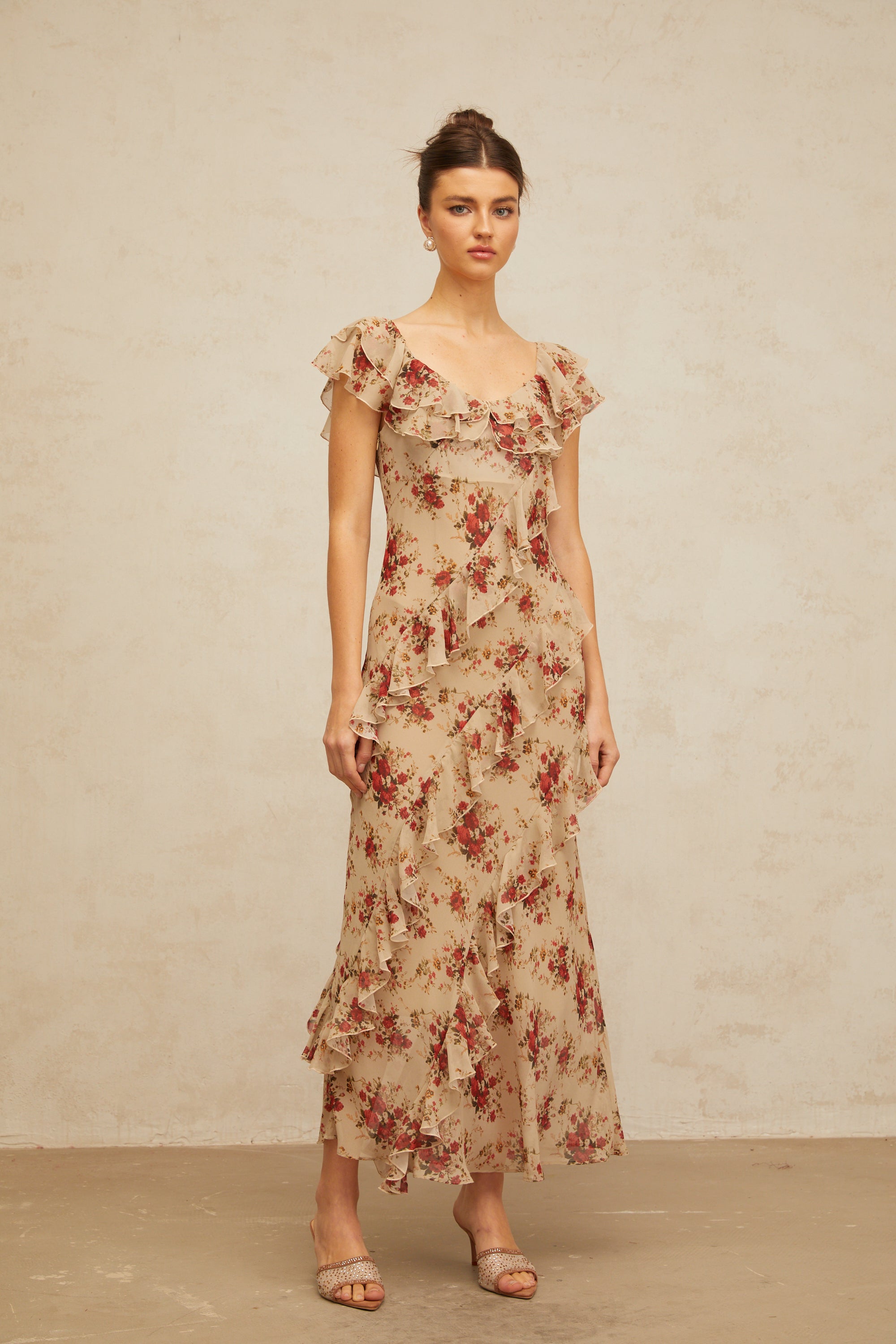 فستان ماكسي واسع من Déotille بطبعة زهور وكشكشة