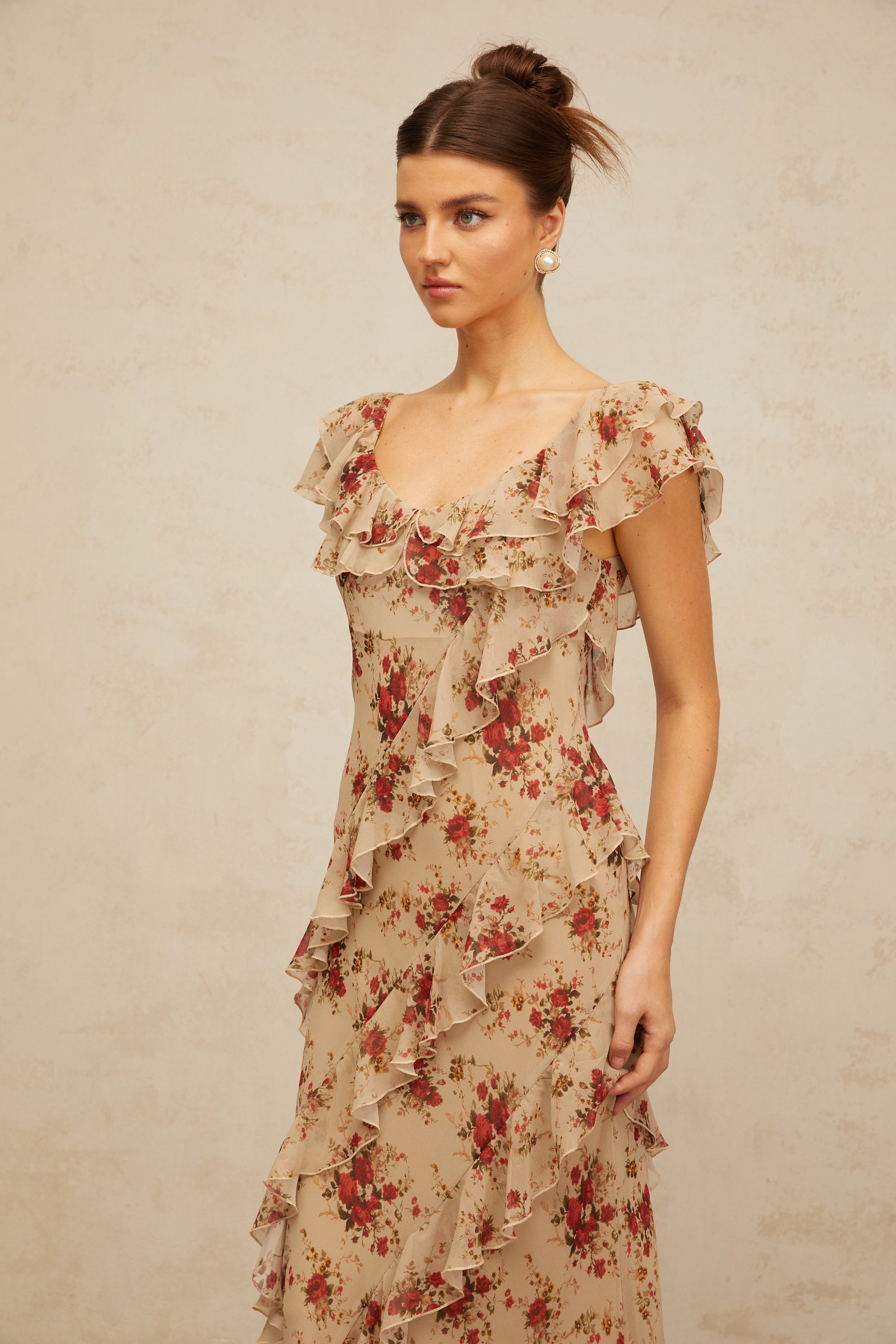 فستان ماكسي واسع من Déotille بطبعة زهور وكشكشة