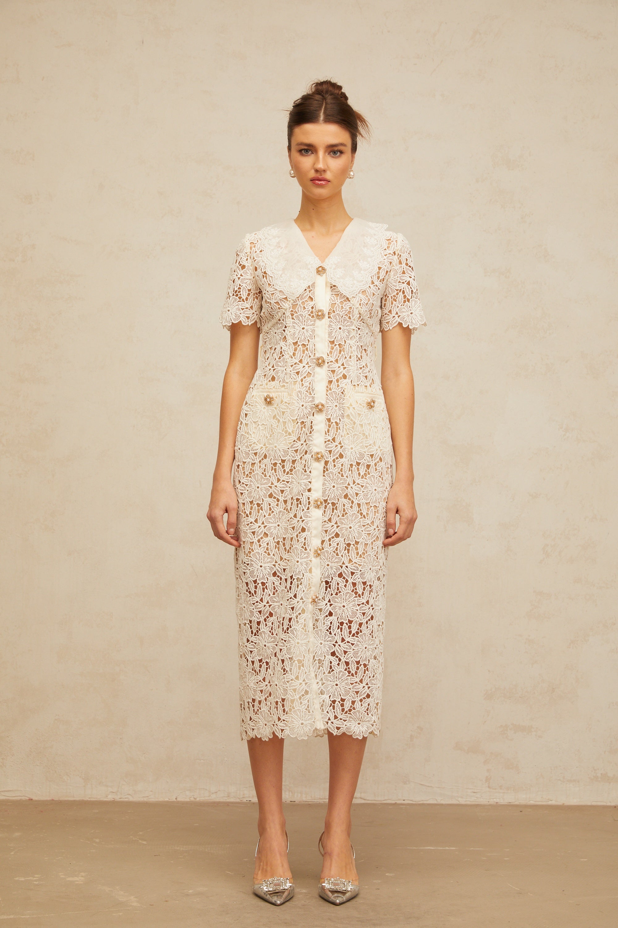 فستان صوفي متوسط الطول من الدانتيل باللون الأبيض العاجي