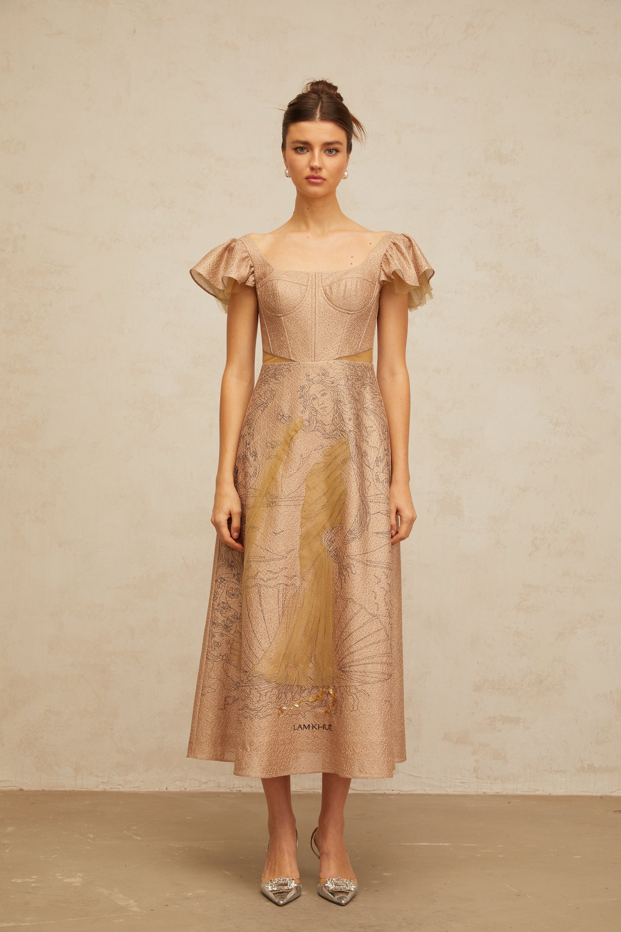 فستان جيادا متوسط الطول بطبعة جرافيكية باللون الكاكي