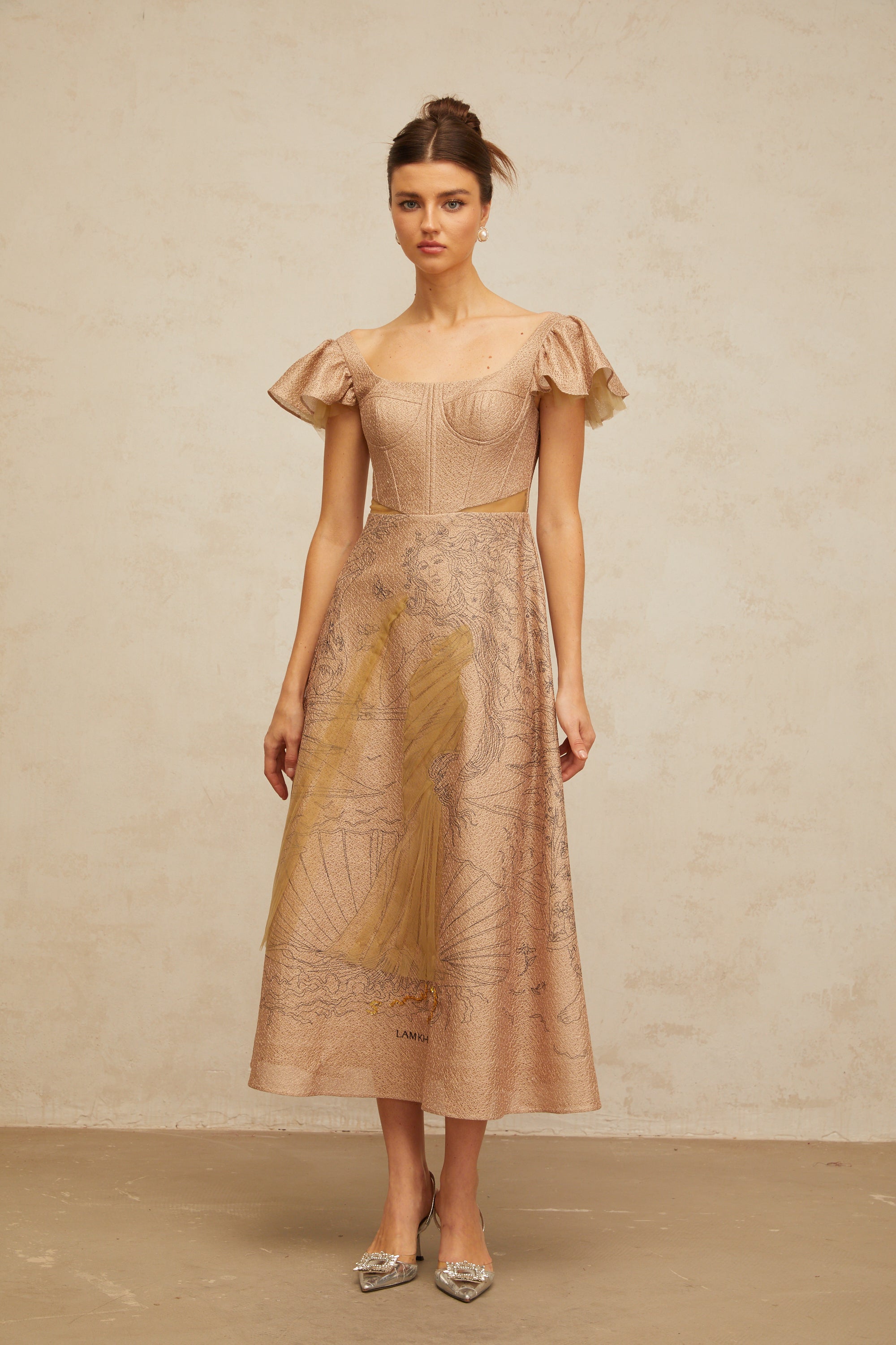 فستان جيادا متوسط الطول بطبعة جرافيكية باللون الكاكي