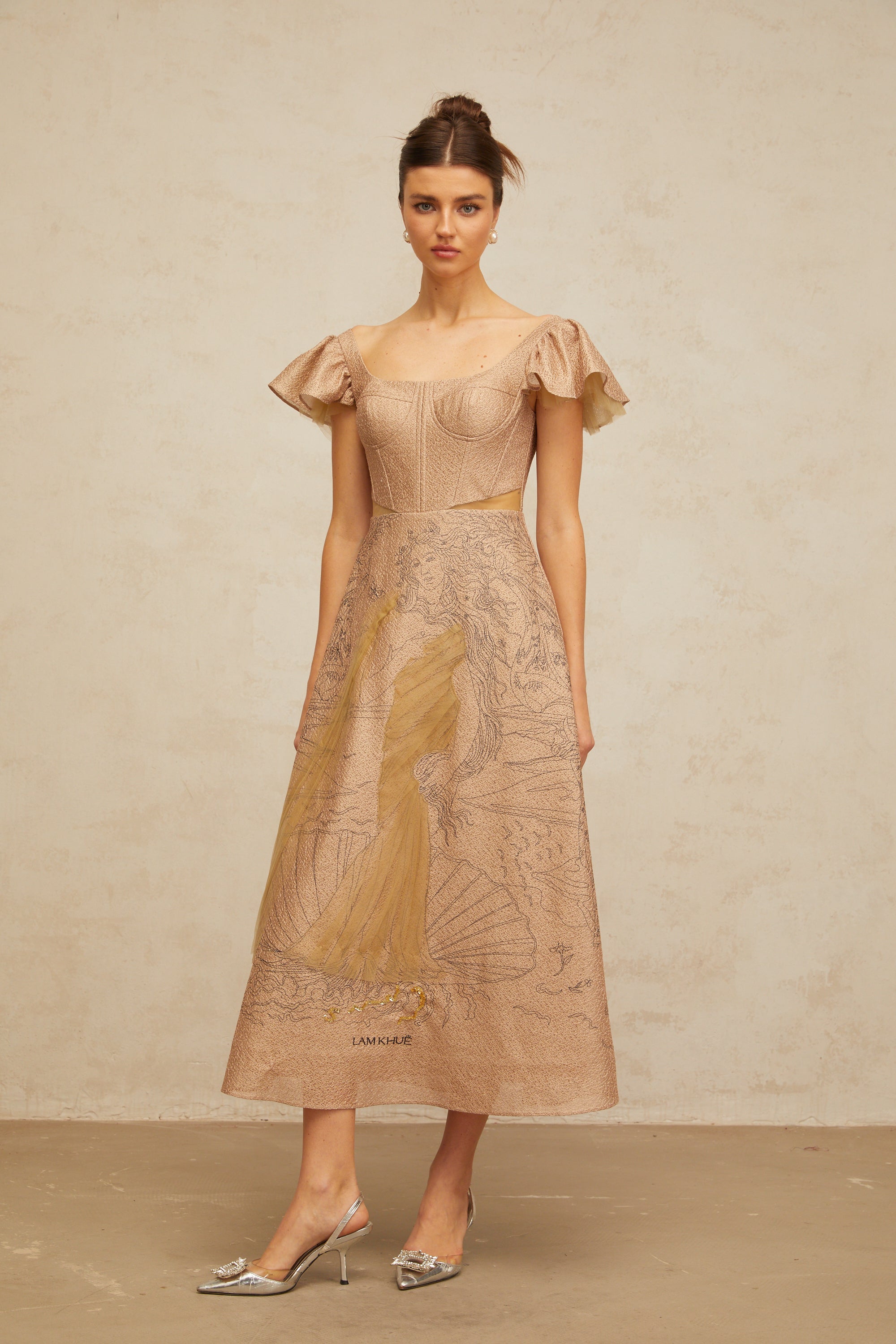 فستان جيادا متوسط الطول بطبعة جرافيكية باللون الكاكي