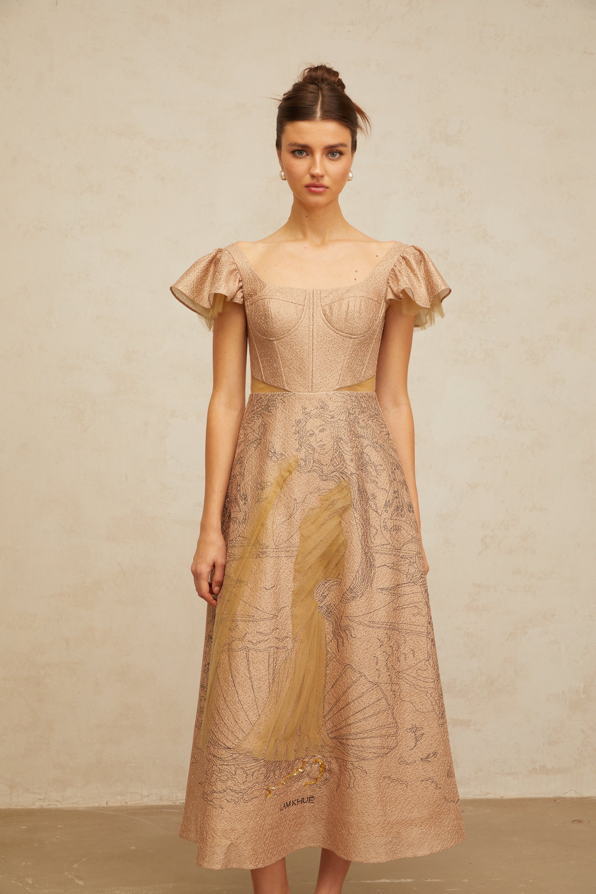 فستان جيادا متوسط الطول بطبعة جرافيكية باللون الكاكي