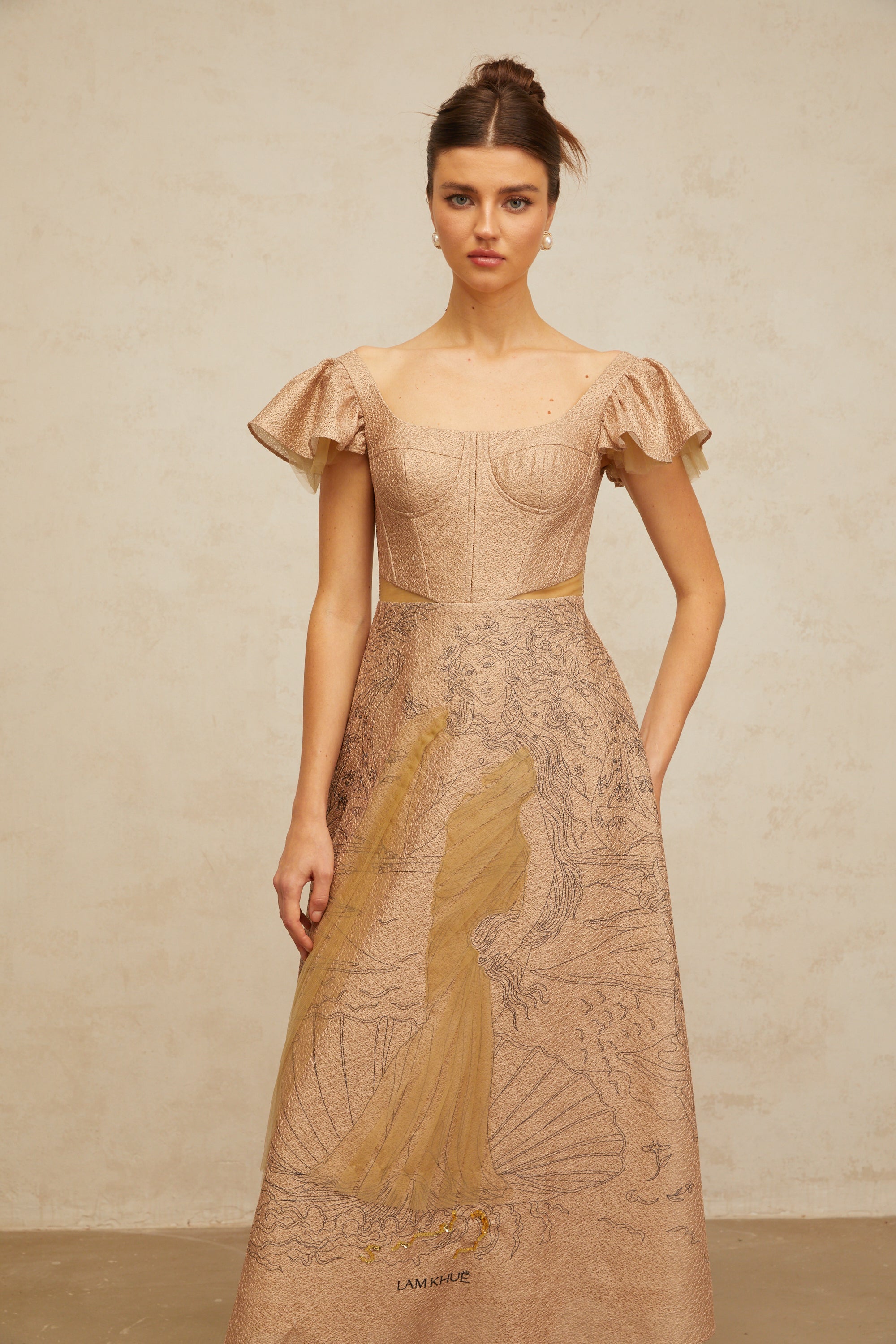 فستان جيادا متوسط الطول بطبعة جرافيكية باللون الكاكي