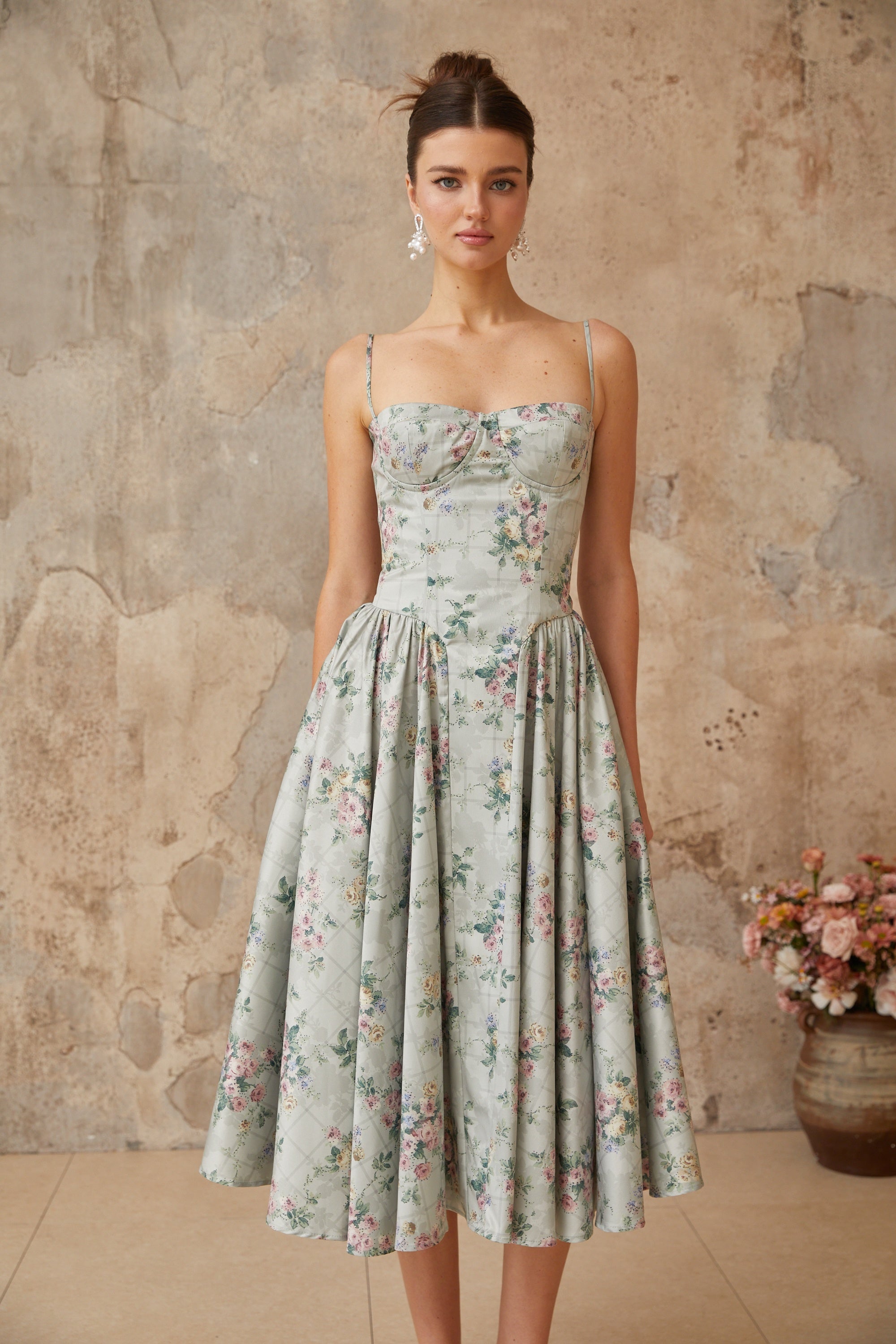 Prunelle – Salbeigrünes, gerafftes Midikleid mit Blumendruck