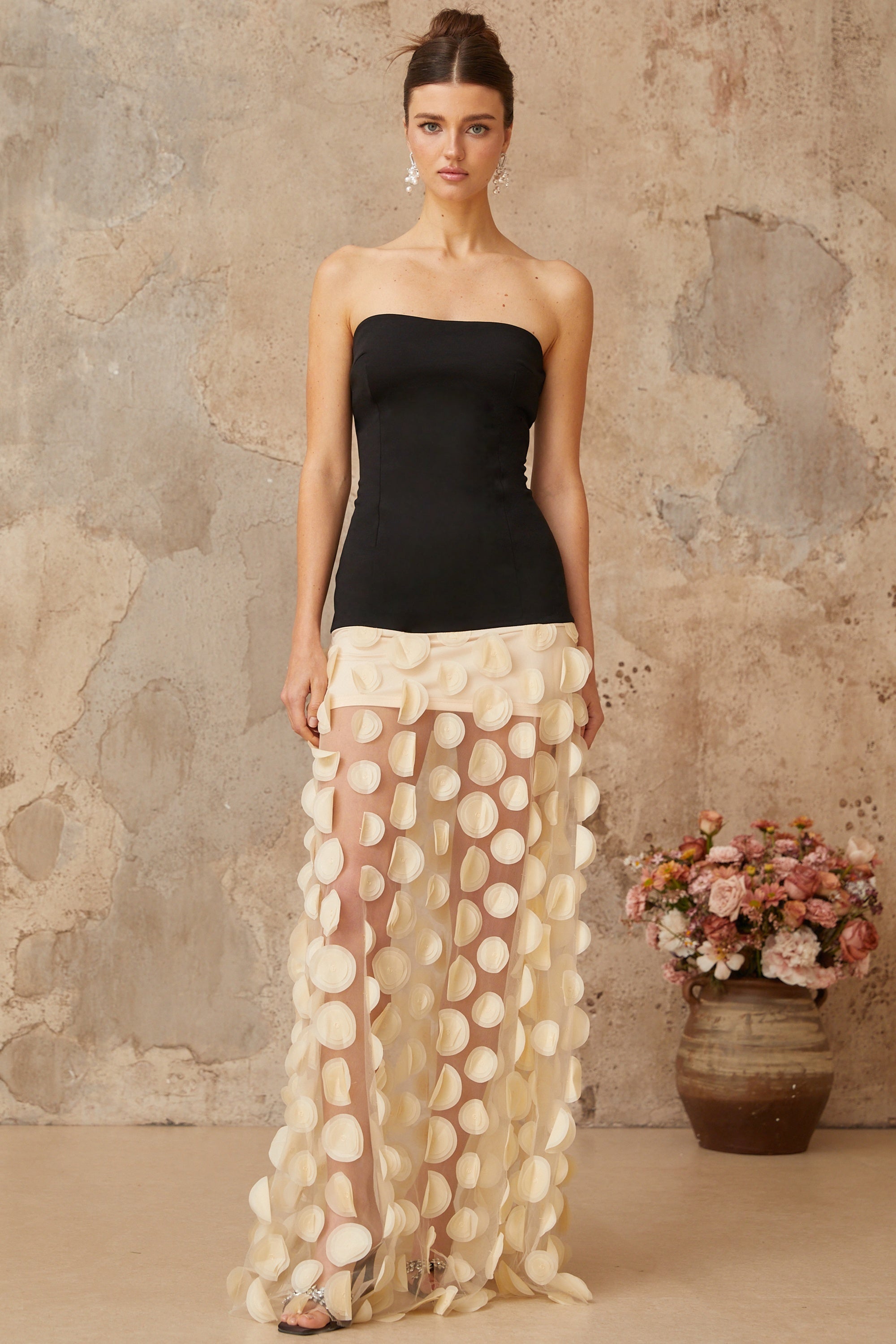 Xénia kontrastfarbenes Maxikleid mit 3D-Punkten