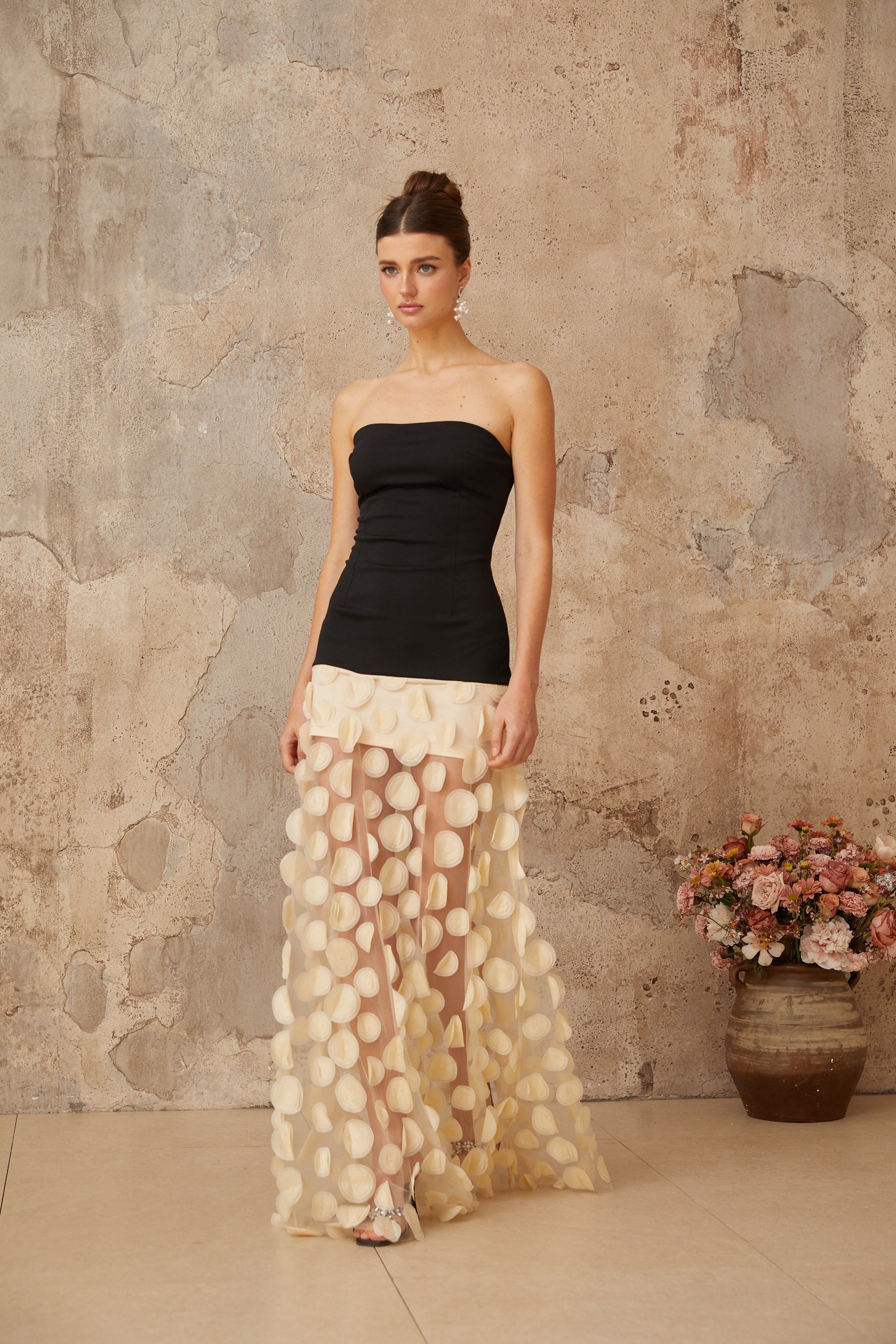 Xénia kontrastfarbenes Maxikleid mit 3D-Punkten