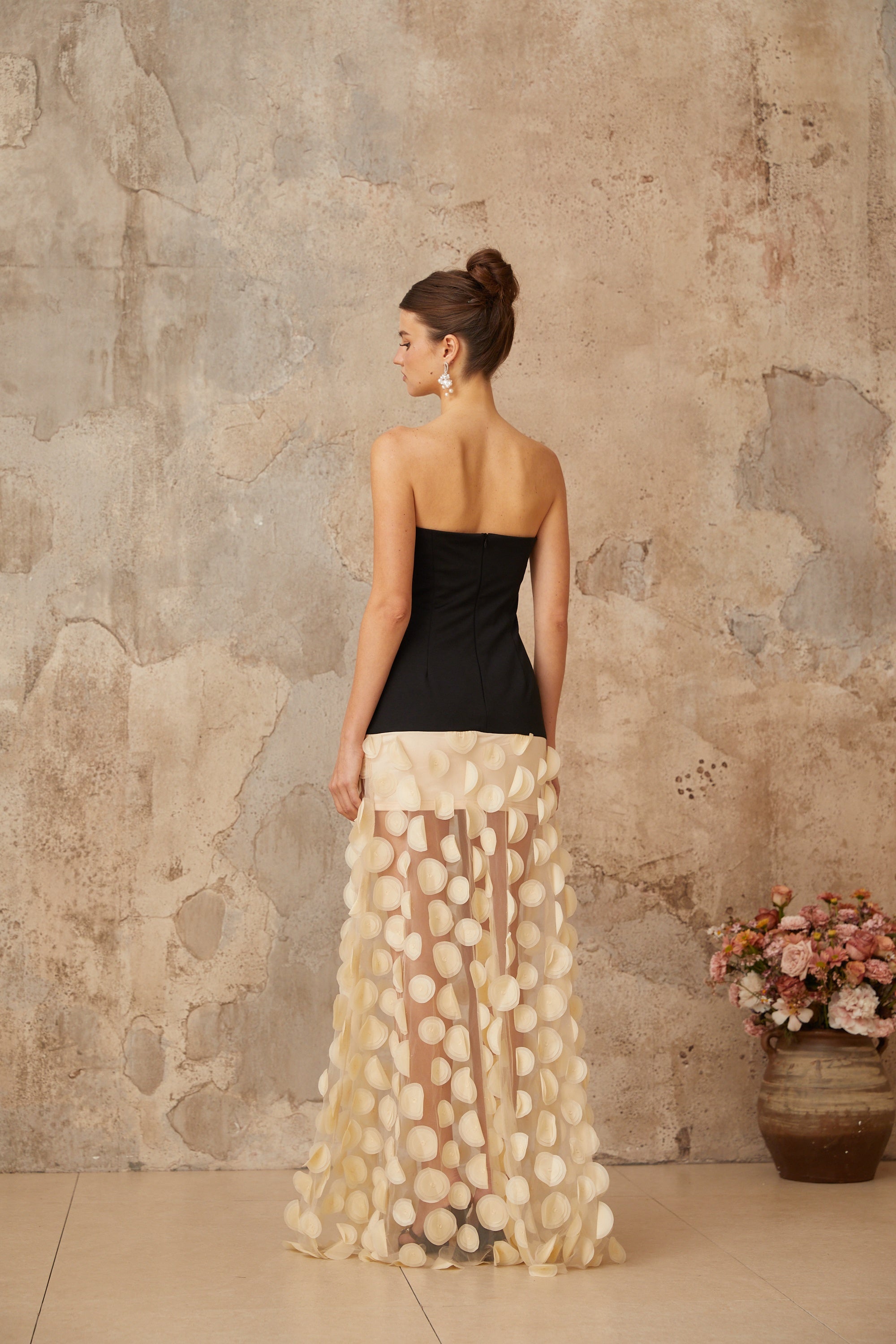 Xénia kontrastfarbenes Maxikleid mit 3D-Punkten