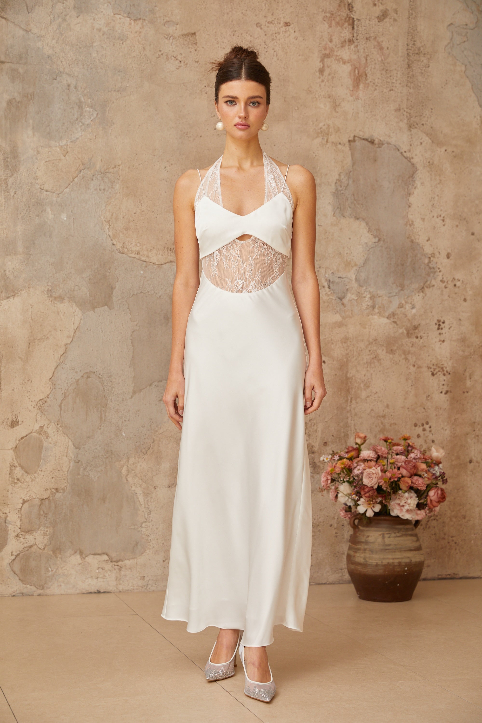 فستان ماكسي أبيض من الساتان مع أجزاء من الدانتيل من بلانش