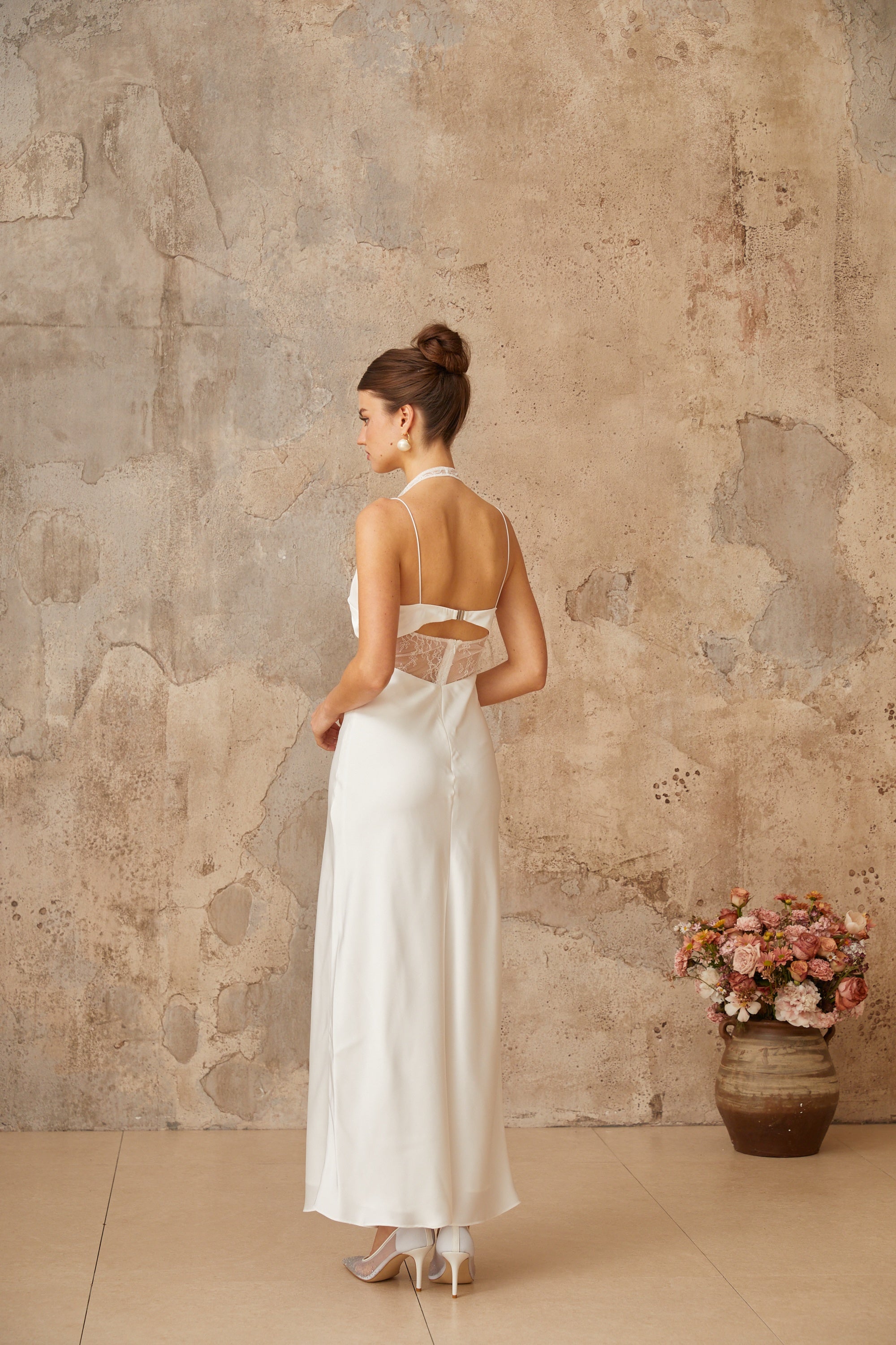 فستان ماكسي أبيض من الساتان مع أجزاء من الدانتيل من بلانش