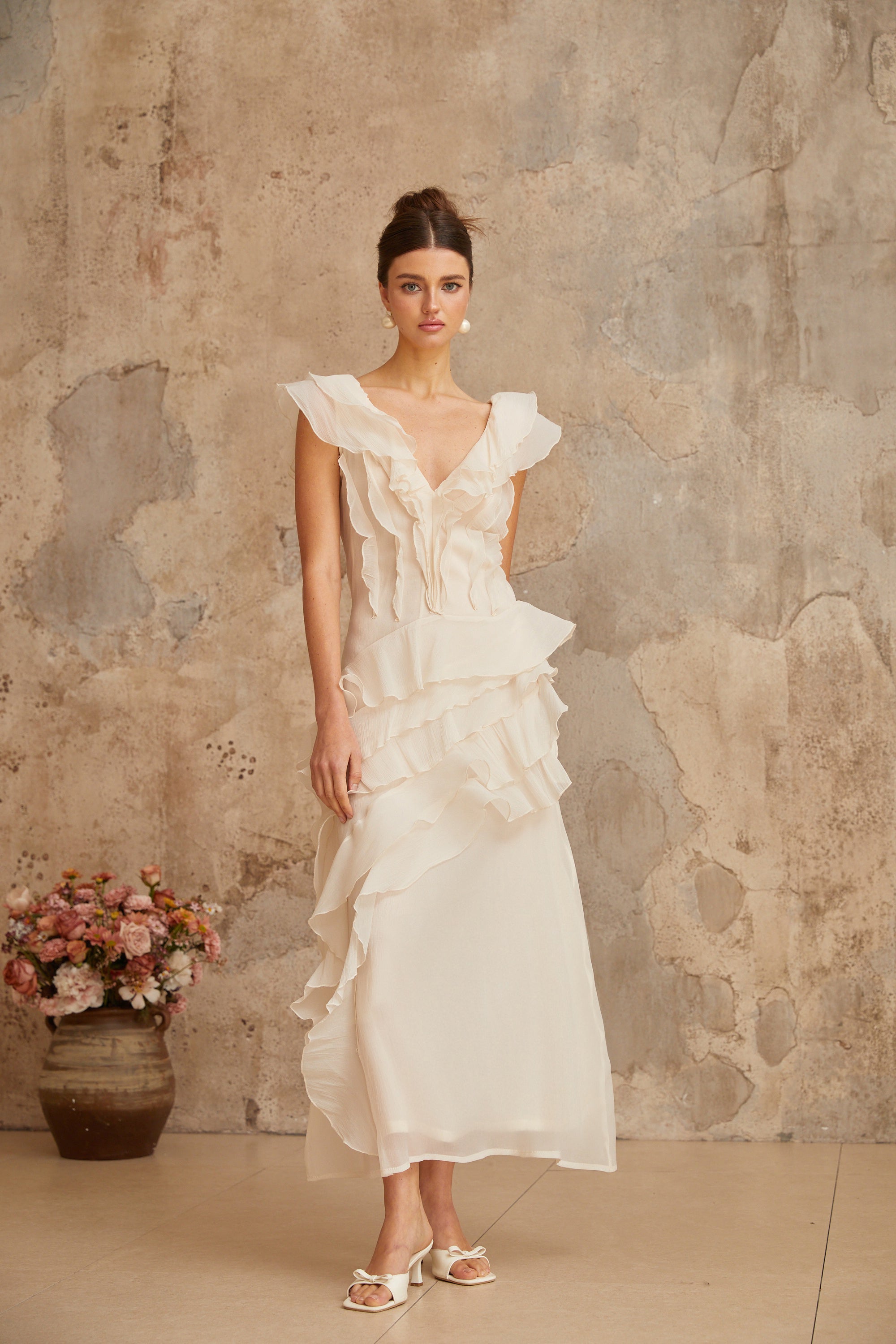 فستان هيلين ماكسي متعدد الطبقات مزين بزهرة صناعية