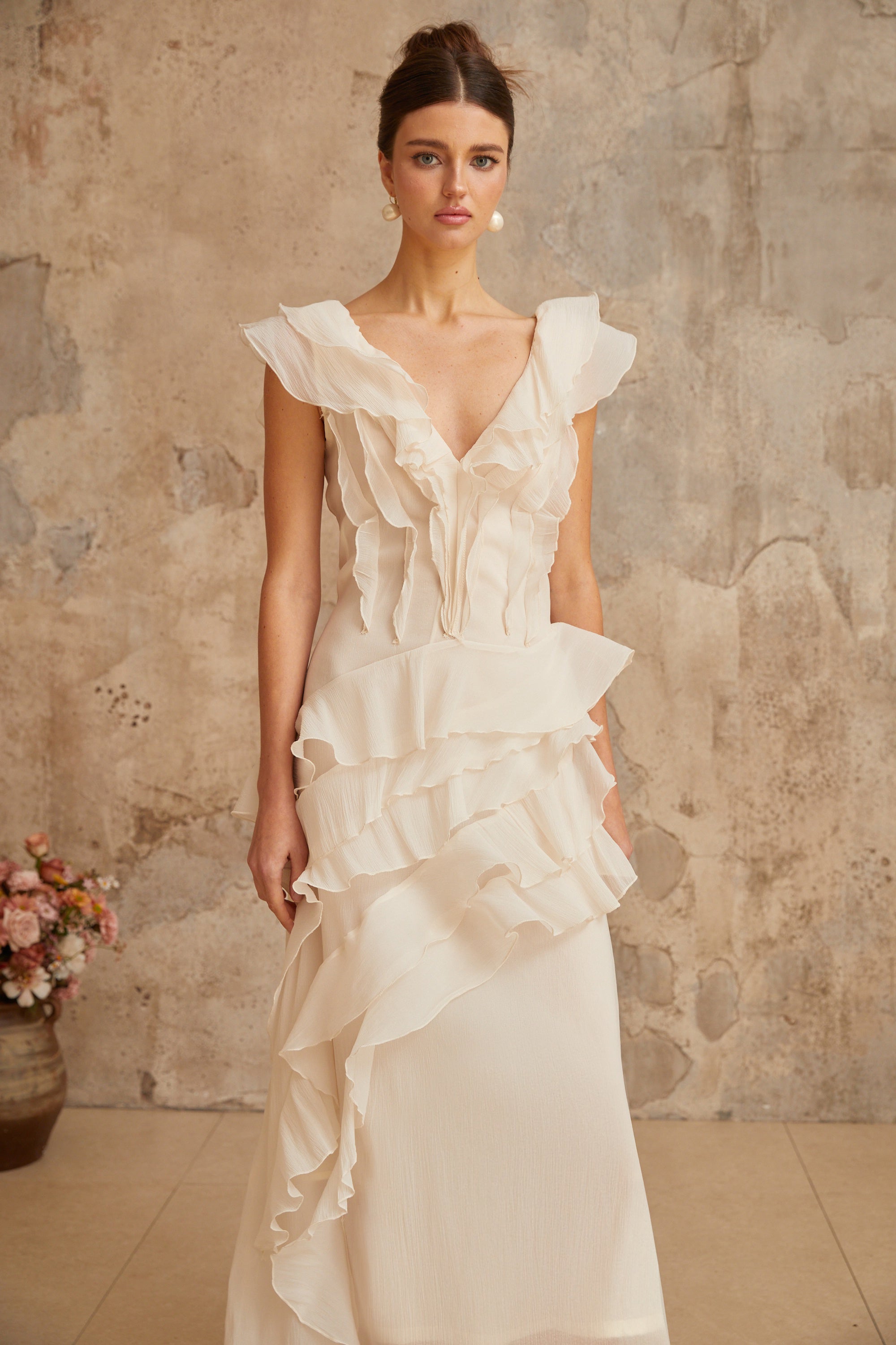 فستان هيلين ماكسي متعدد الطبقات مزين بزهرة صناعية