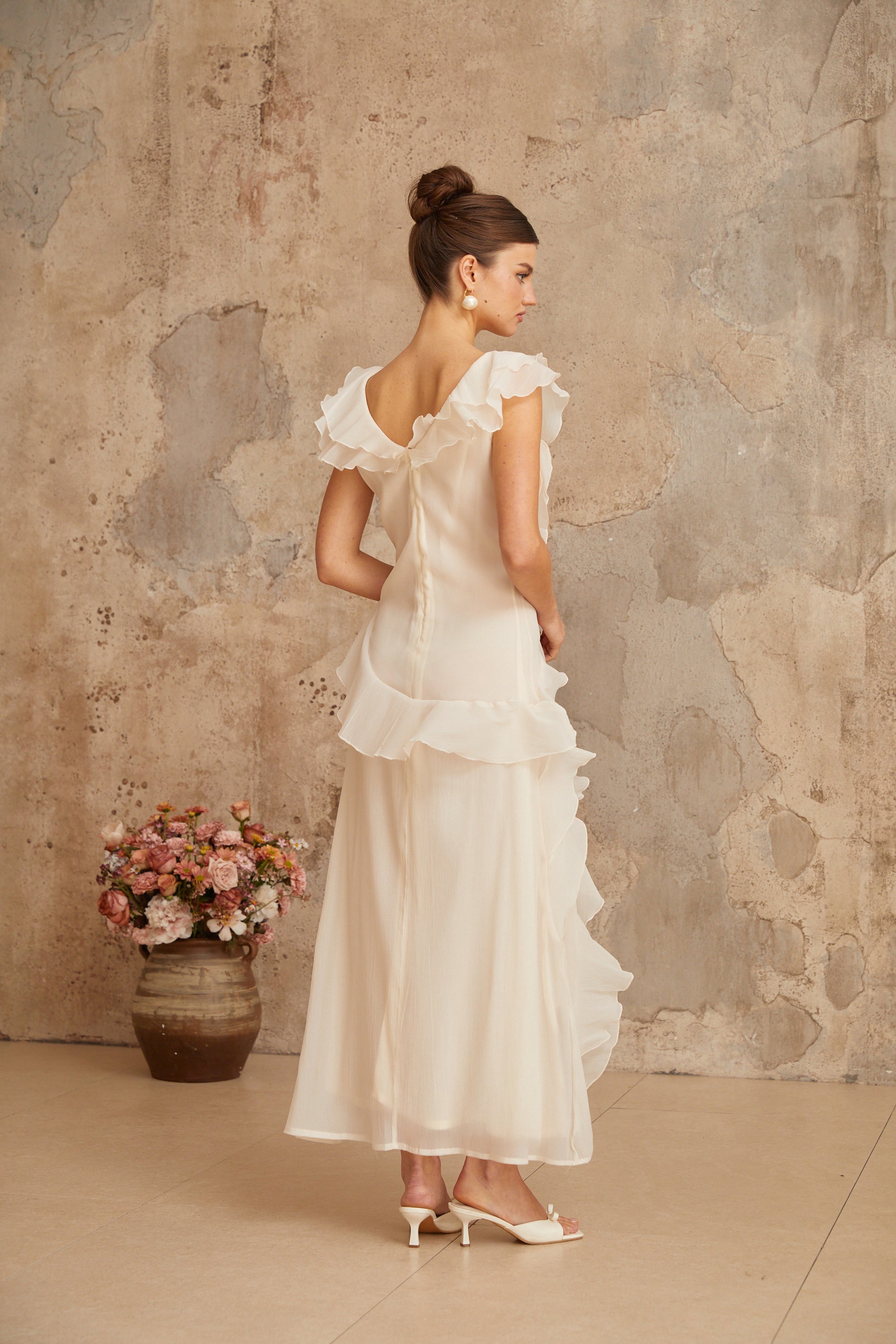 فستان هيلين ماكسي متعدد الطبقات مزين بزهرة صناعية