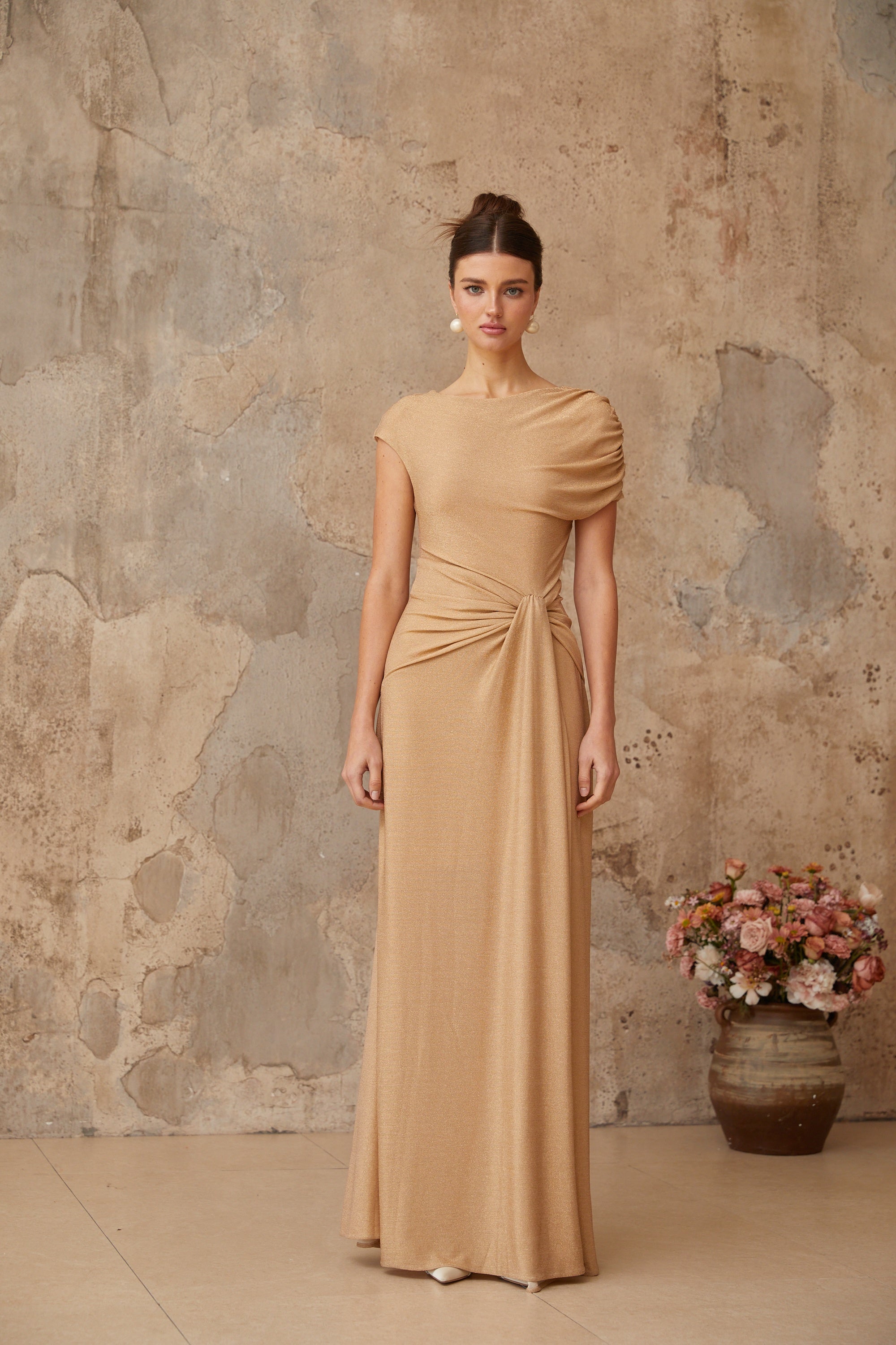 فستان روزالي ماكسي ذهبي غير متماثل مطوي