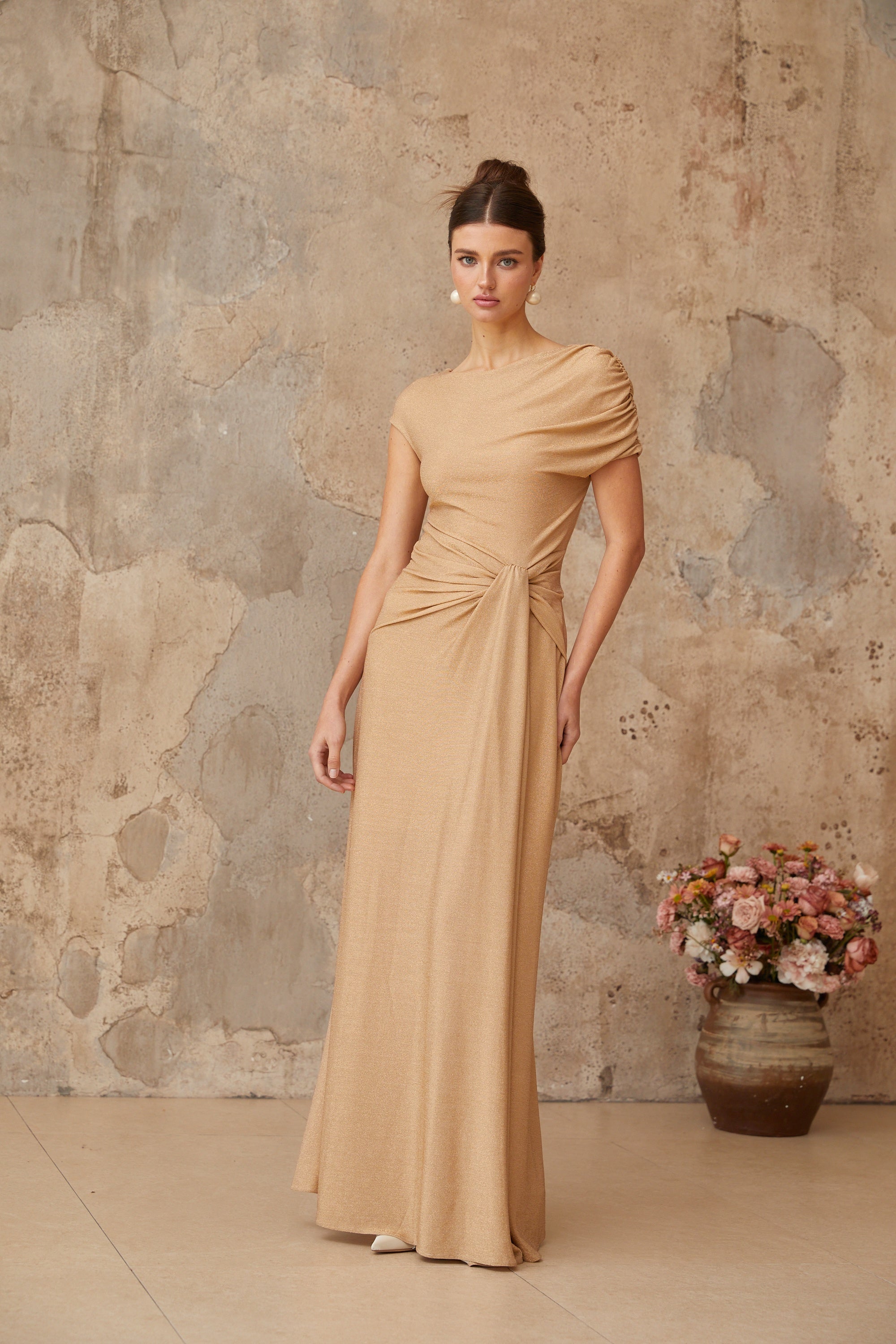 فستان روزالي ماكسي ذهبي غير متماثل مطوي