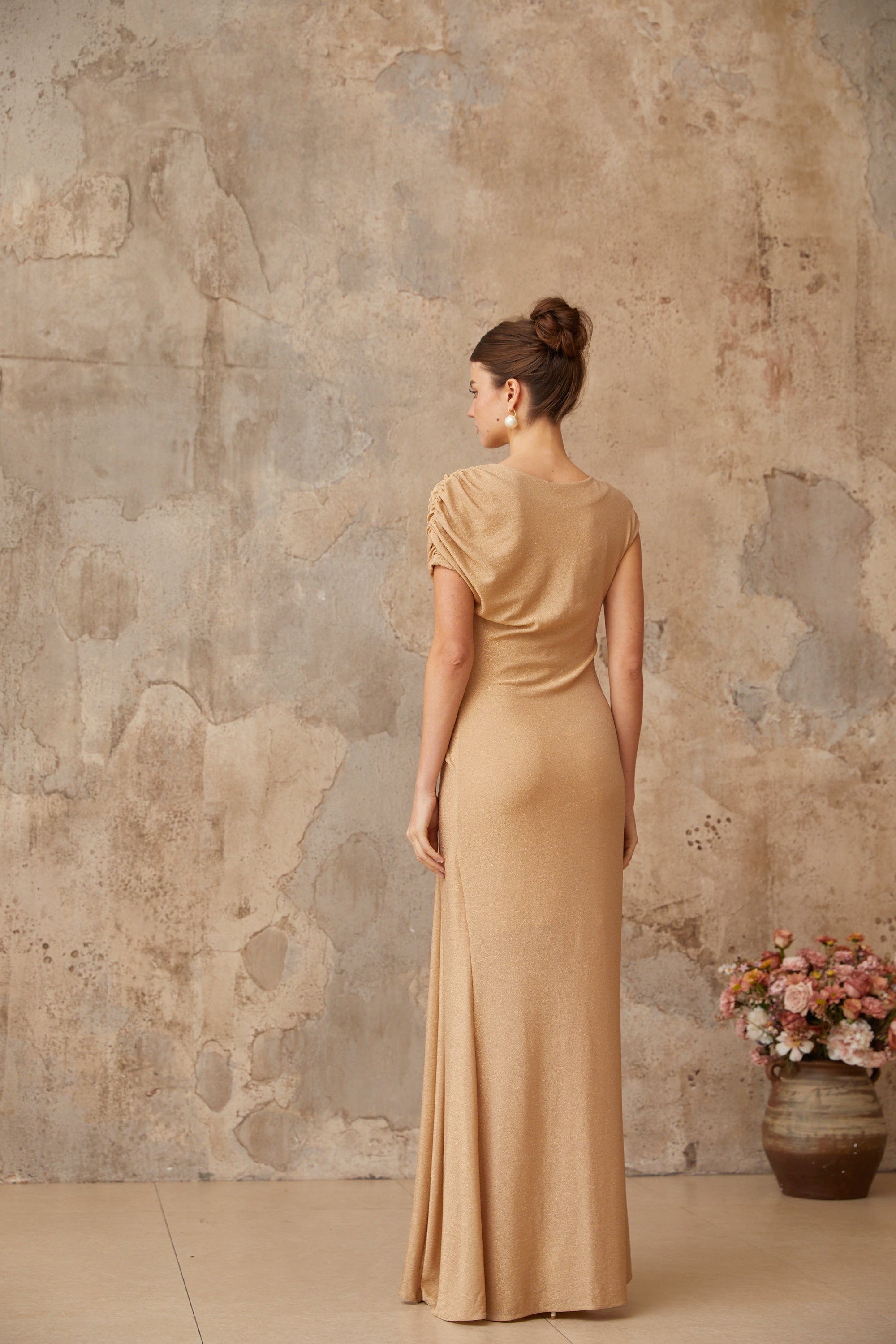 فستان روزالي ماكسي ذهبي غير متماثل مطوي