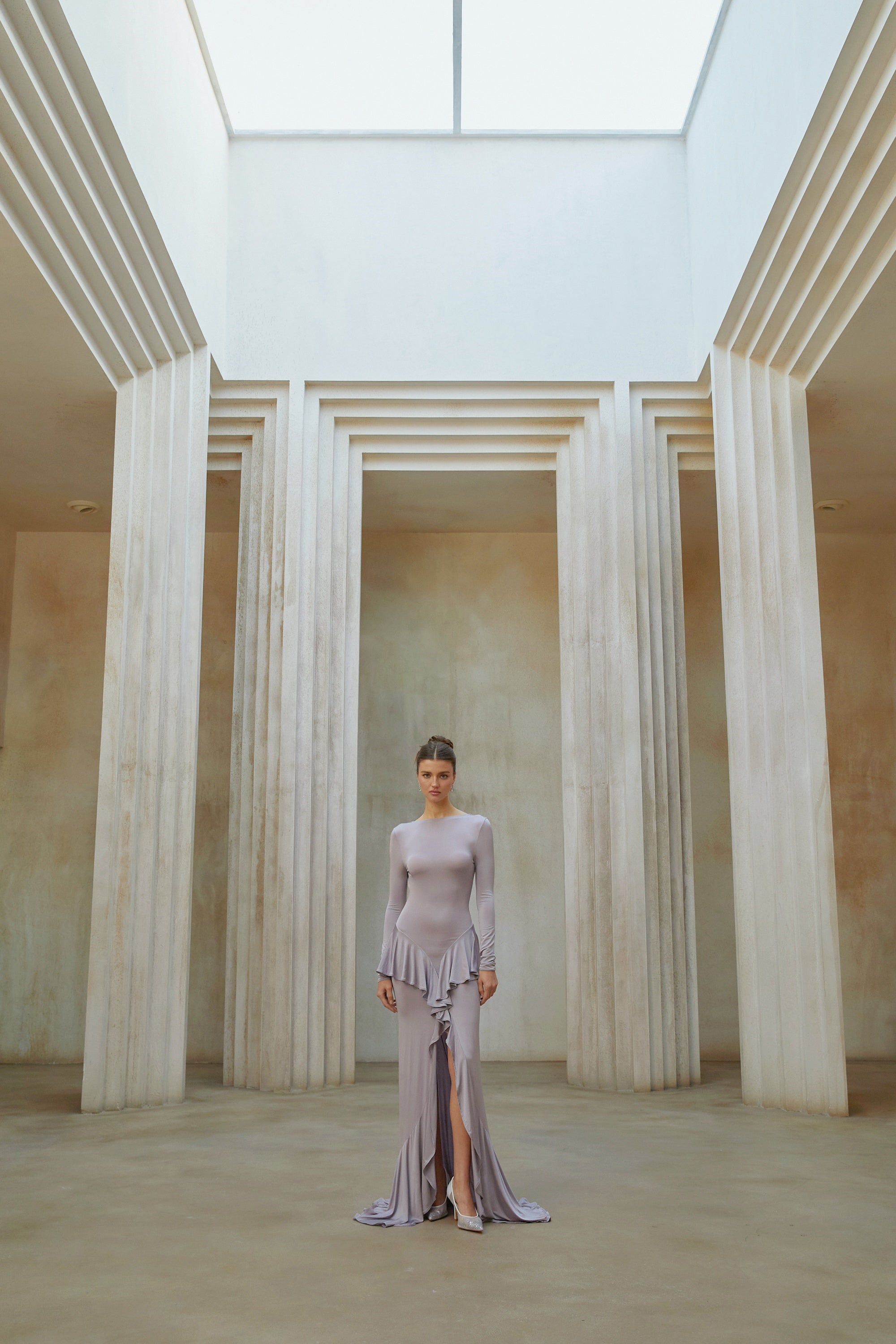 Xenia – Lila Maxikleid mit Rüschendetail und Schlitz vorne