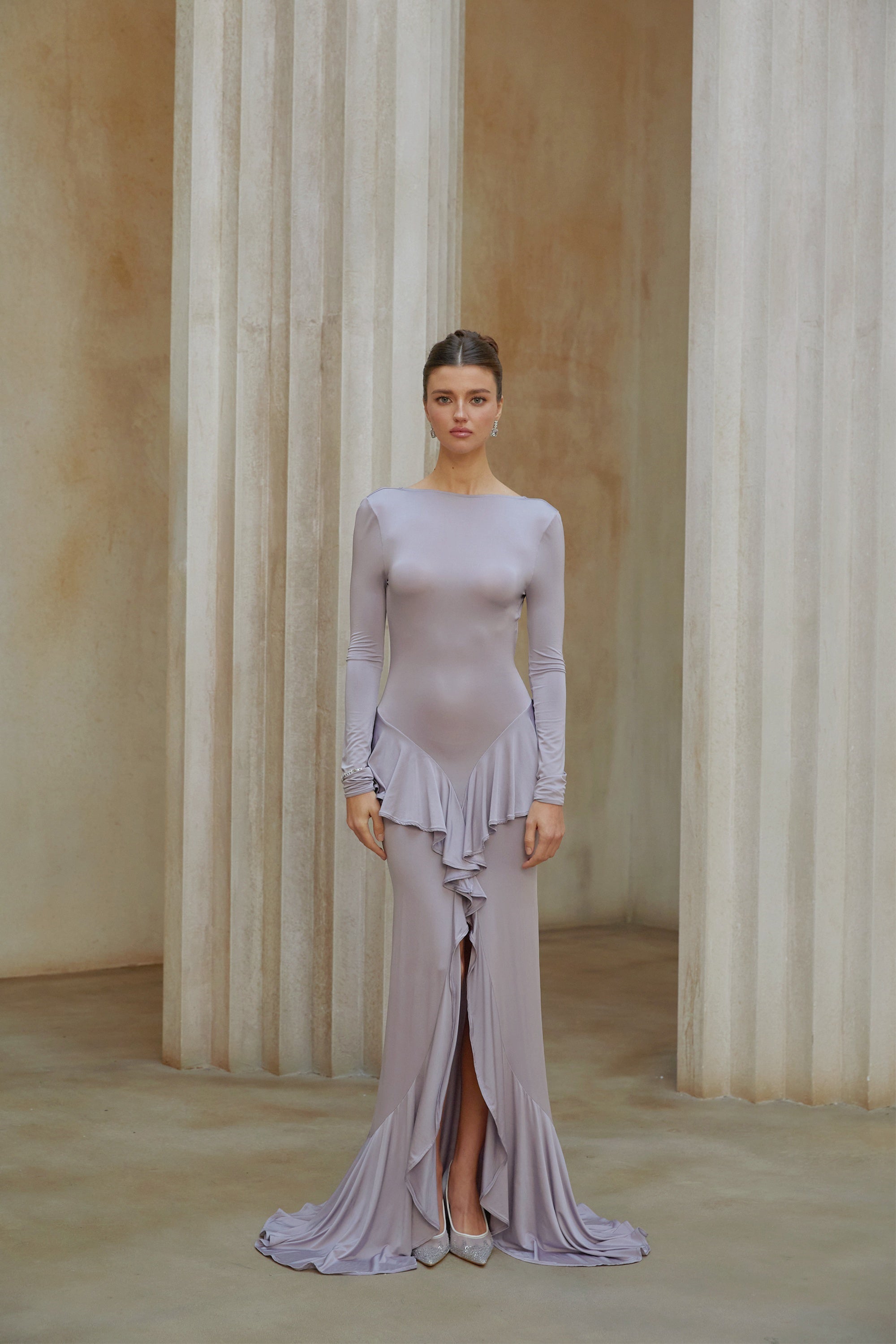 Xenia – Lila Maxikleid mit Rüschendetail und Schlitz vorne