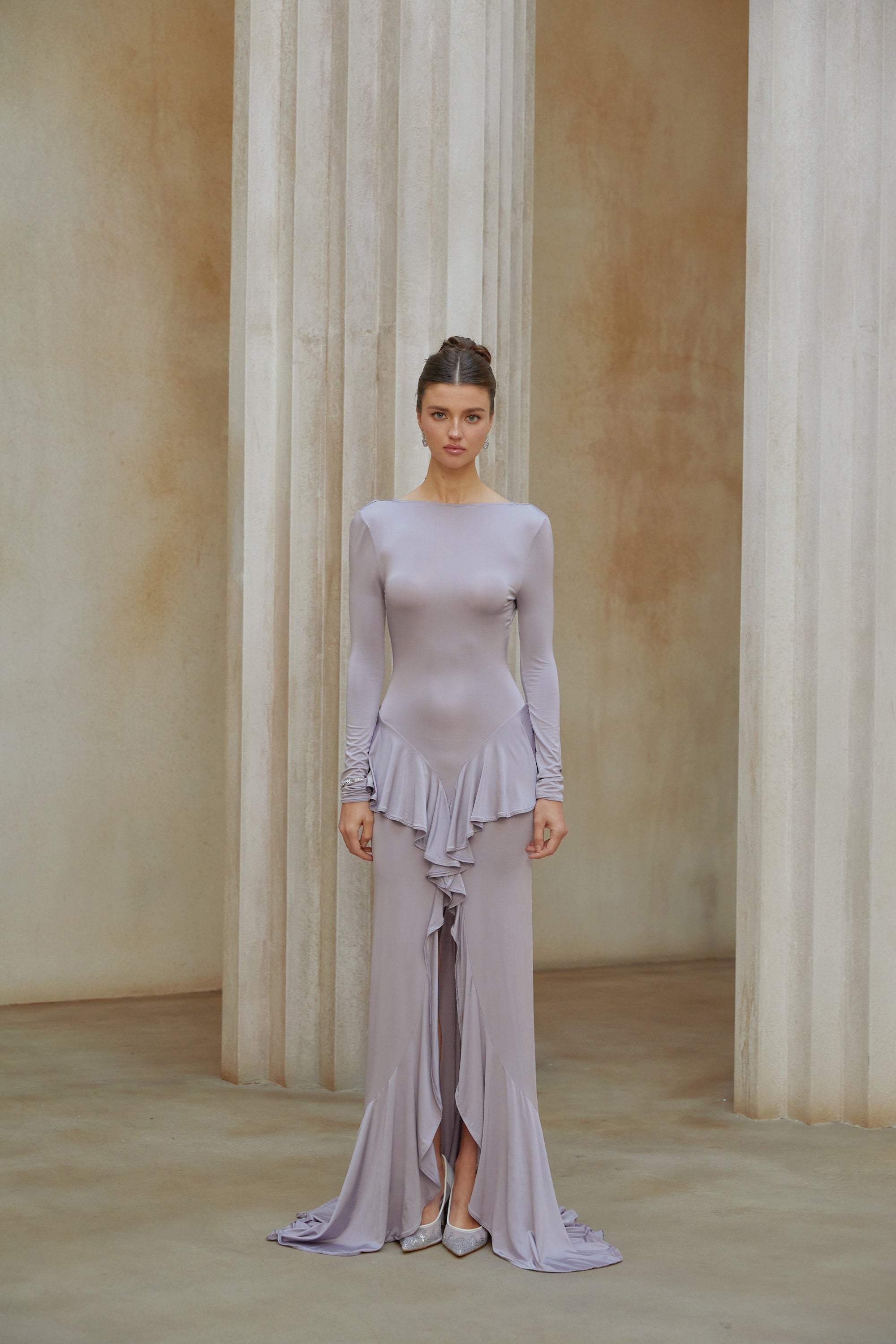 Xenia – Lila Maxikleid mit Rüschendetail und Schlitz vorne