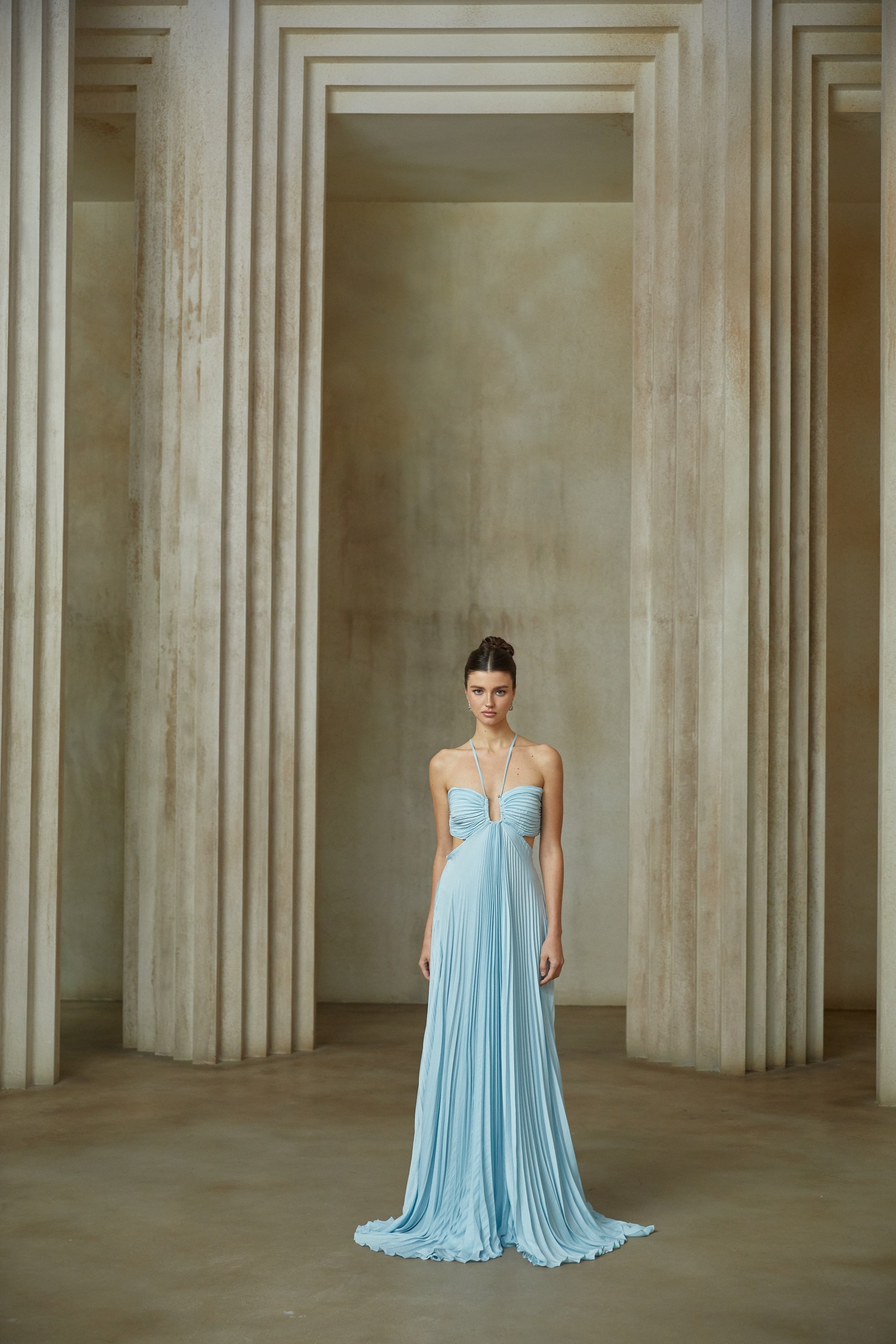 فستان ماكسي أندريا بلو مطوي مع تفاصيل مقصوصة