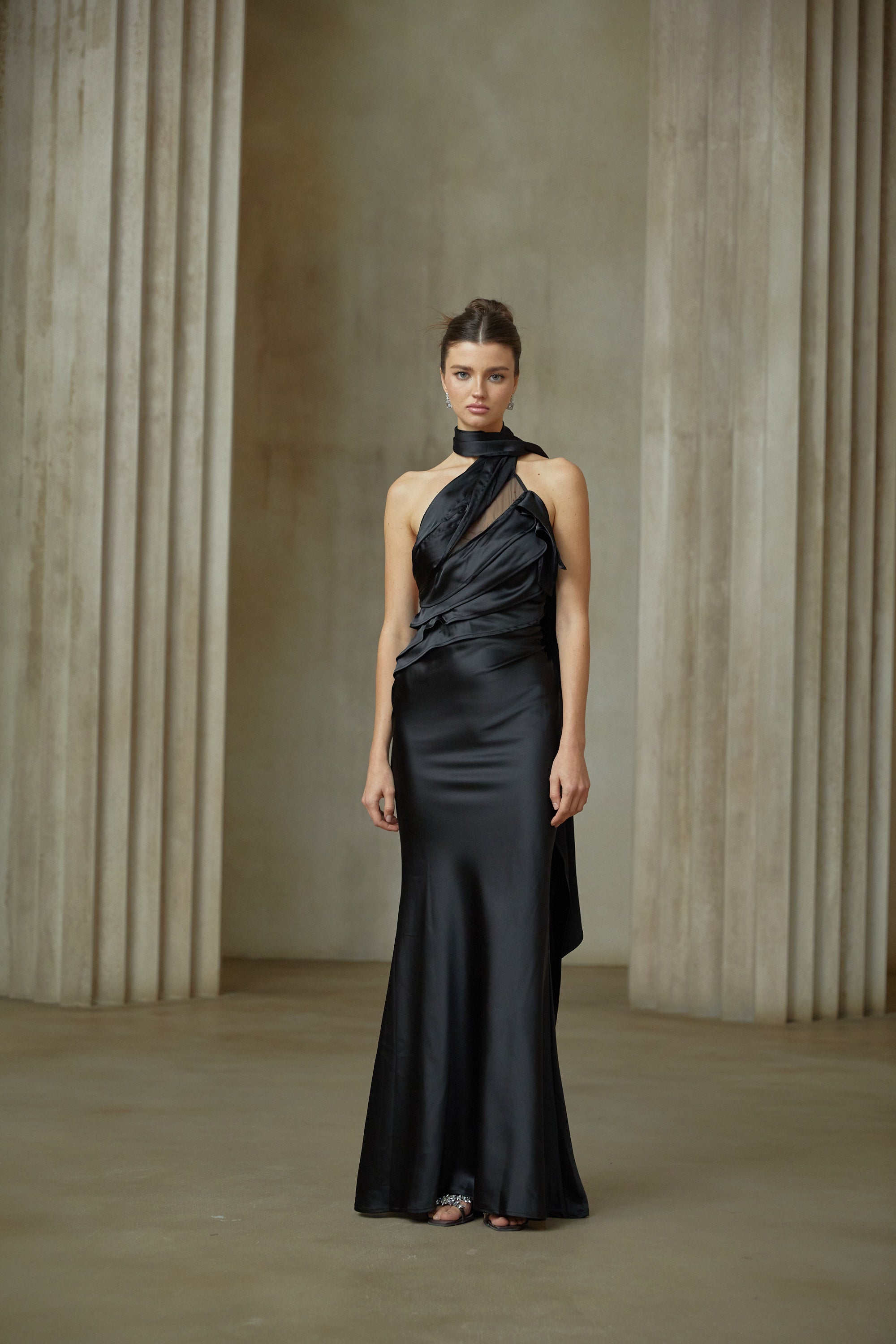 Maureen – Schwarzes Maxikleid aus Satin mit Schleifendesign