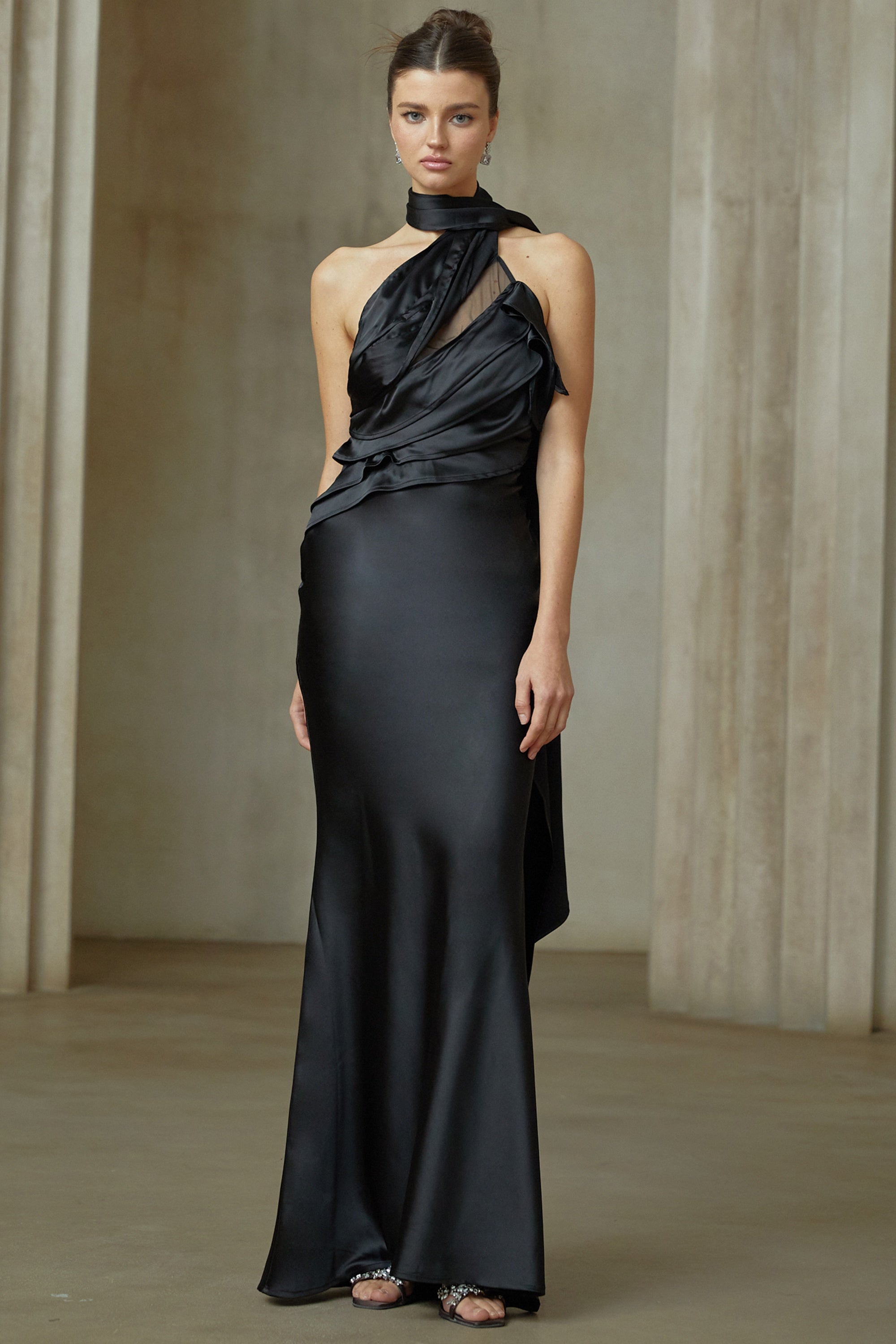 Maureen – Schwarzes Maxikleid aus Satin mit Schleifendesign