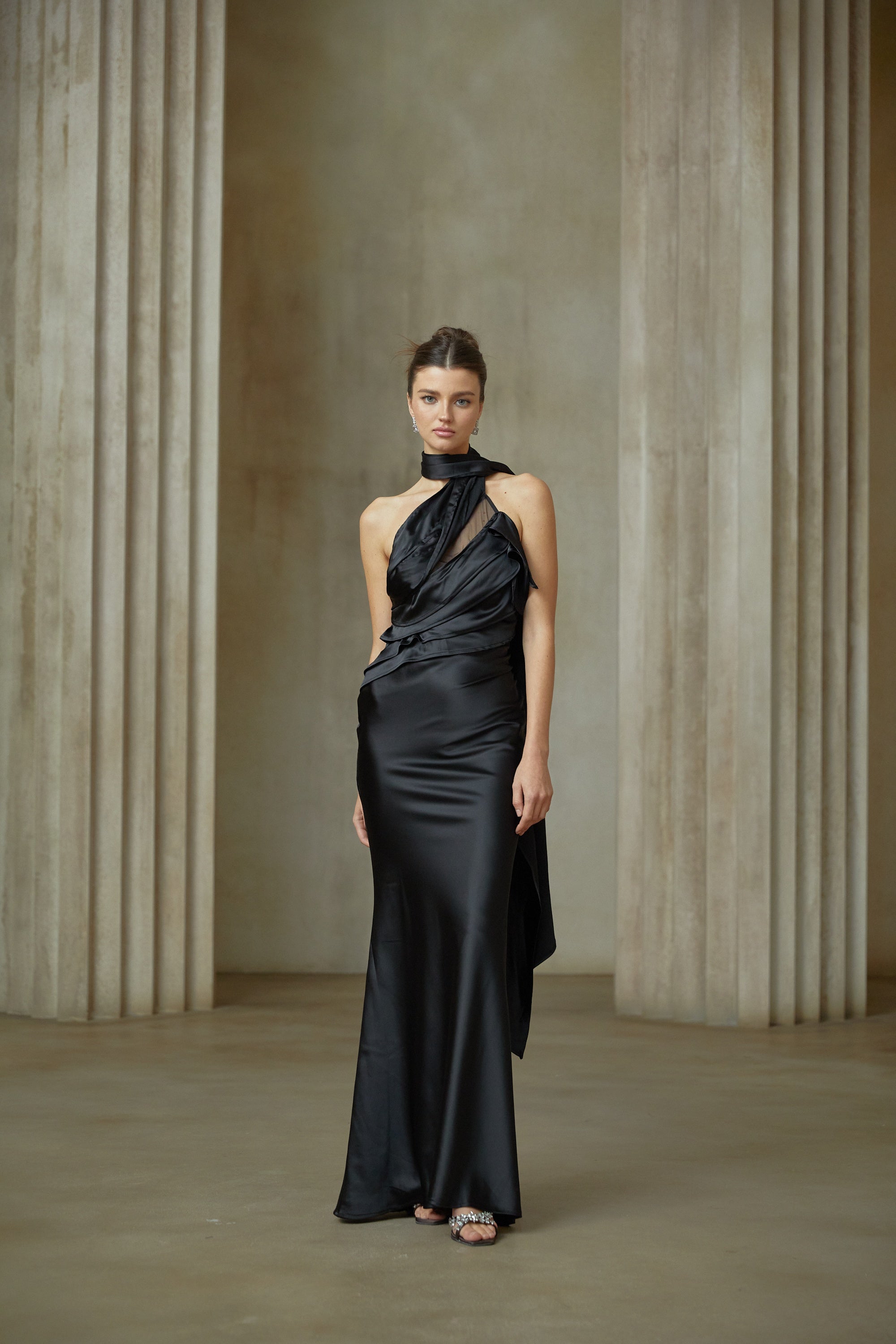 Maureen – Schwarzes Maxikleid aus Satin mit Schleifendesign