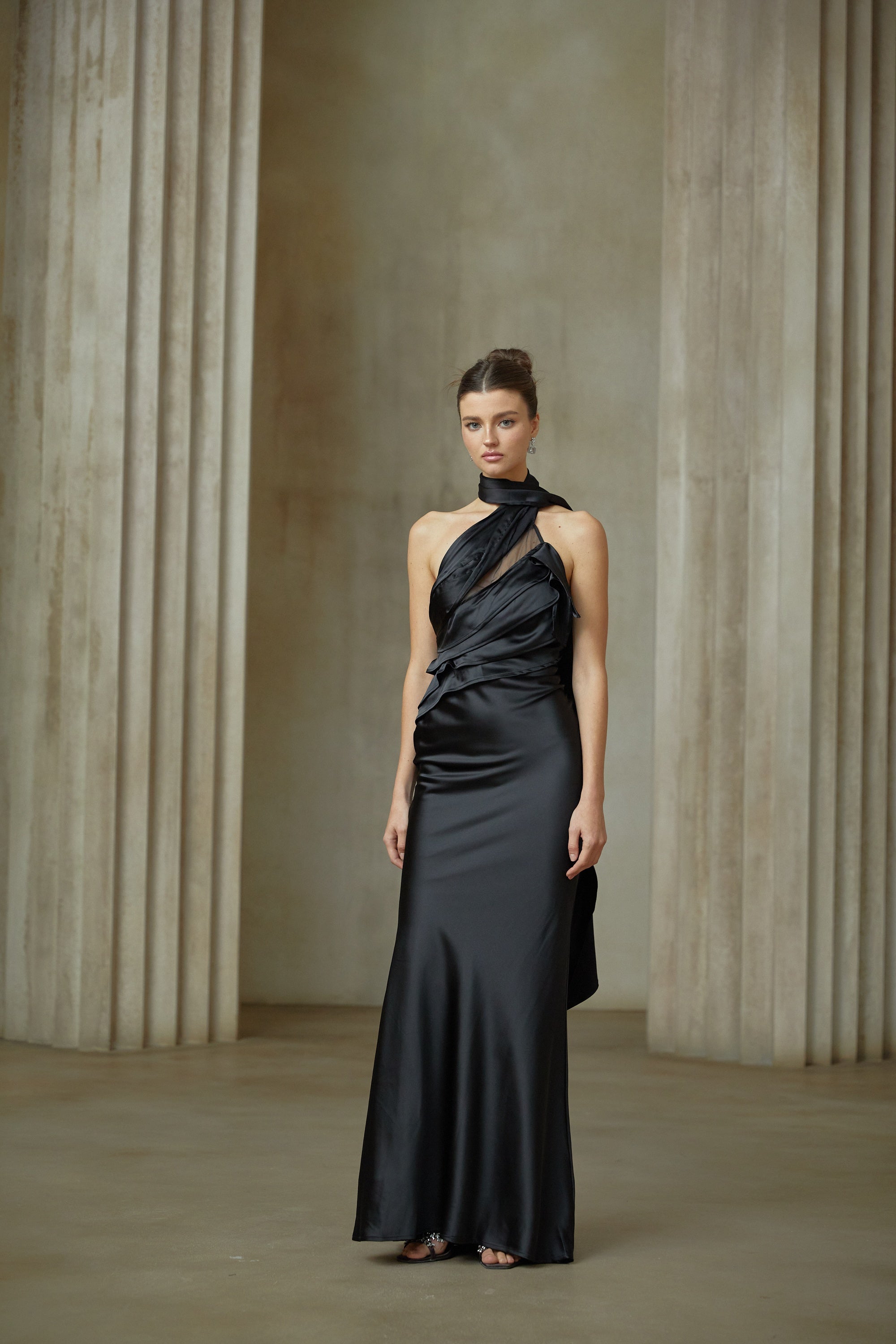 Maureen – Schwarzes Maxikleid aus Satin mit Schleifendesign