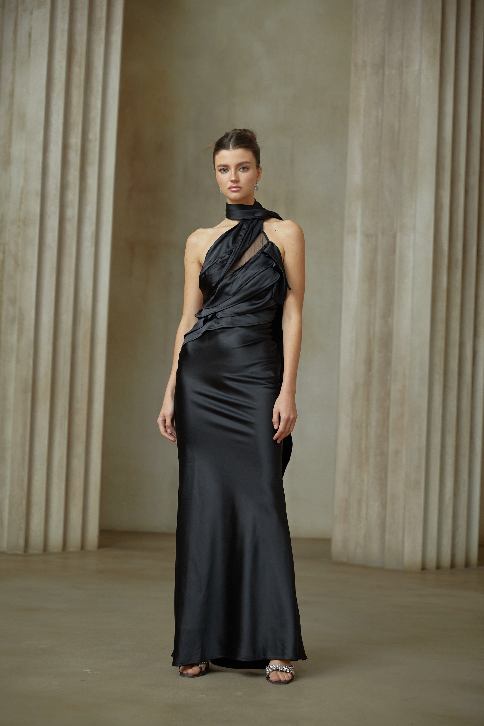Maureen – Schwarzes Maxikleid aus Satin mit Schleifendesign