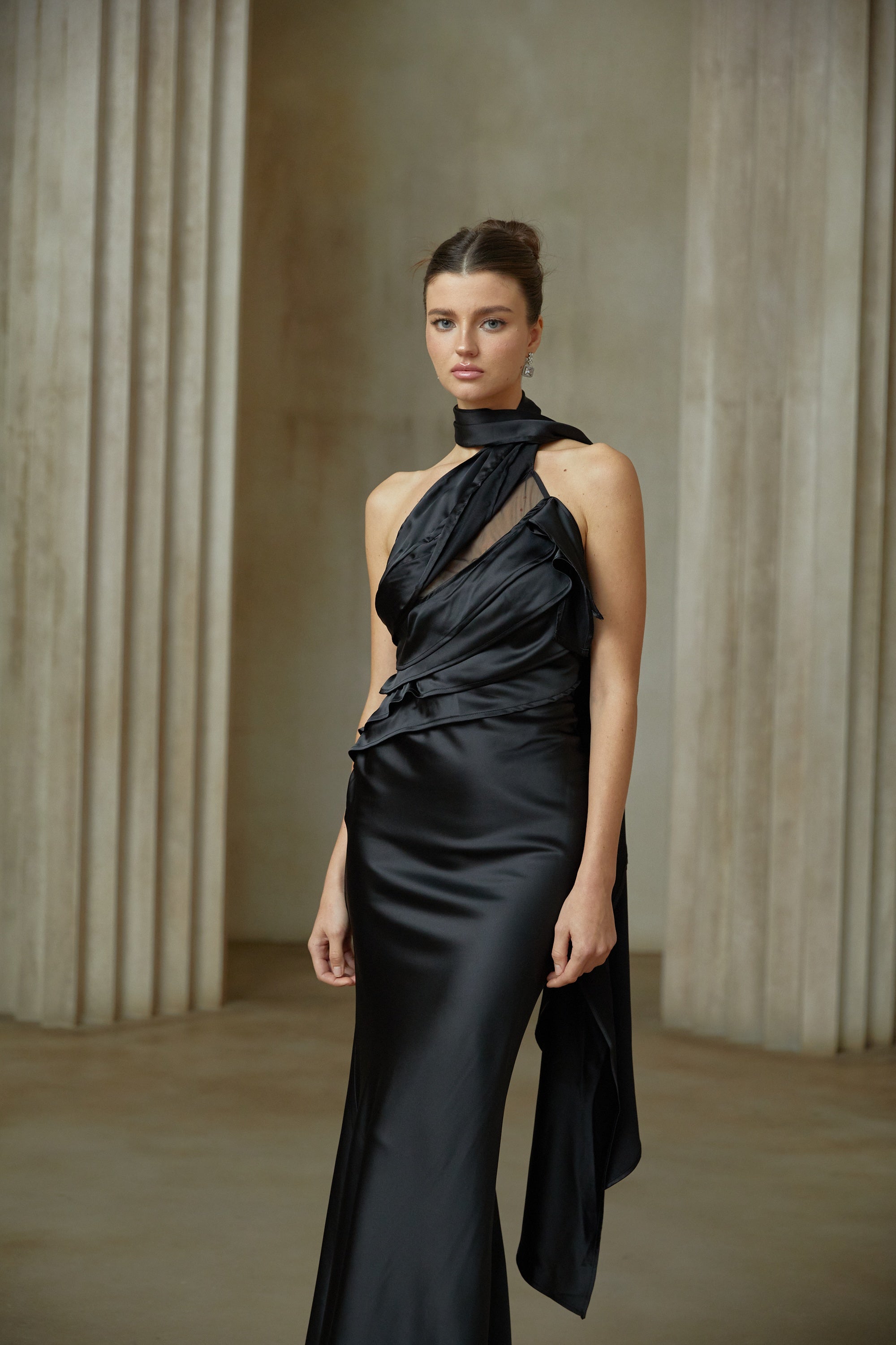 Maureen – Schwarzes Maxikleid aus Satin mit Schleifendesign