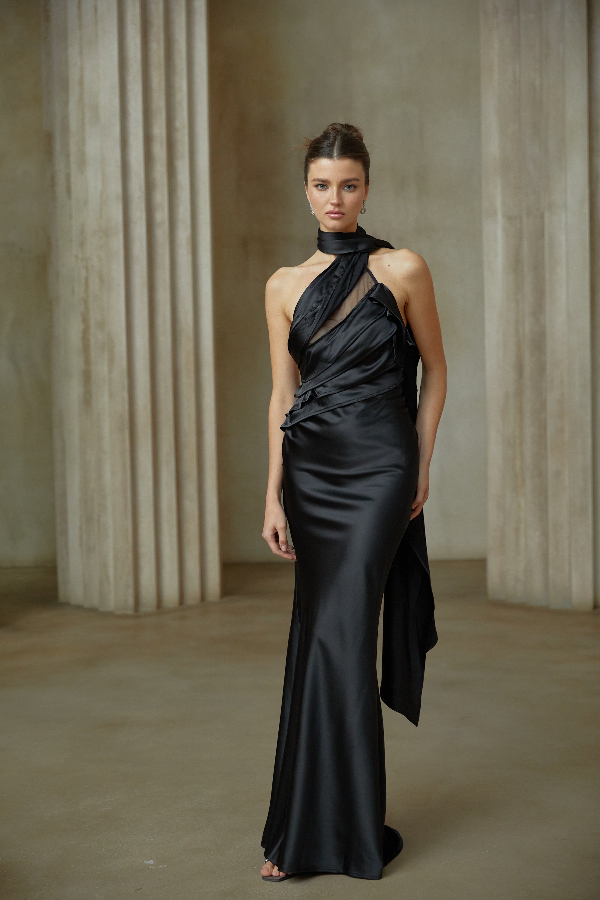Maureen – Schwarzes Maxikleid aus Satin mit Schleifendesign