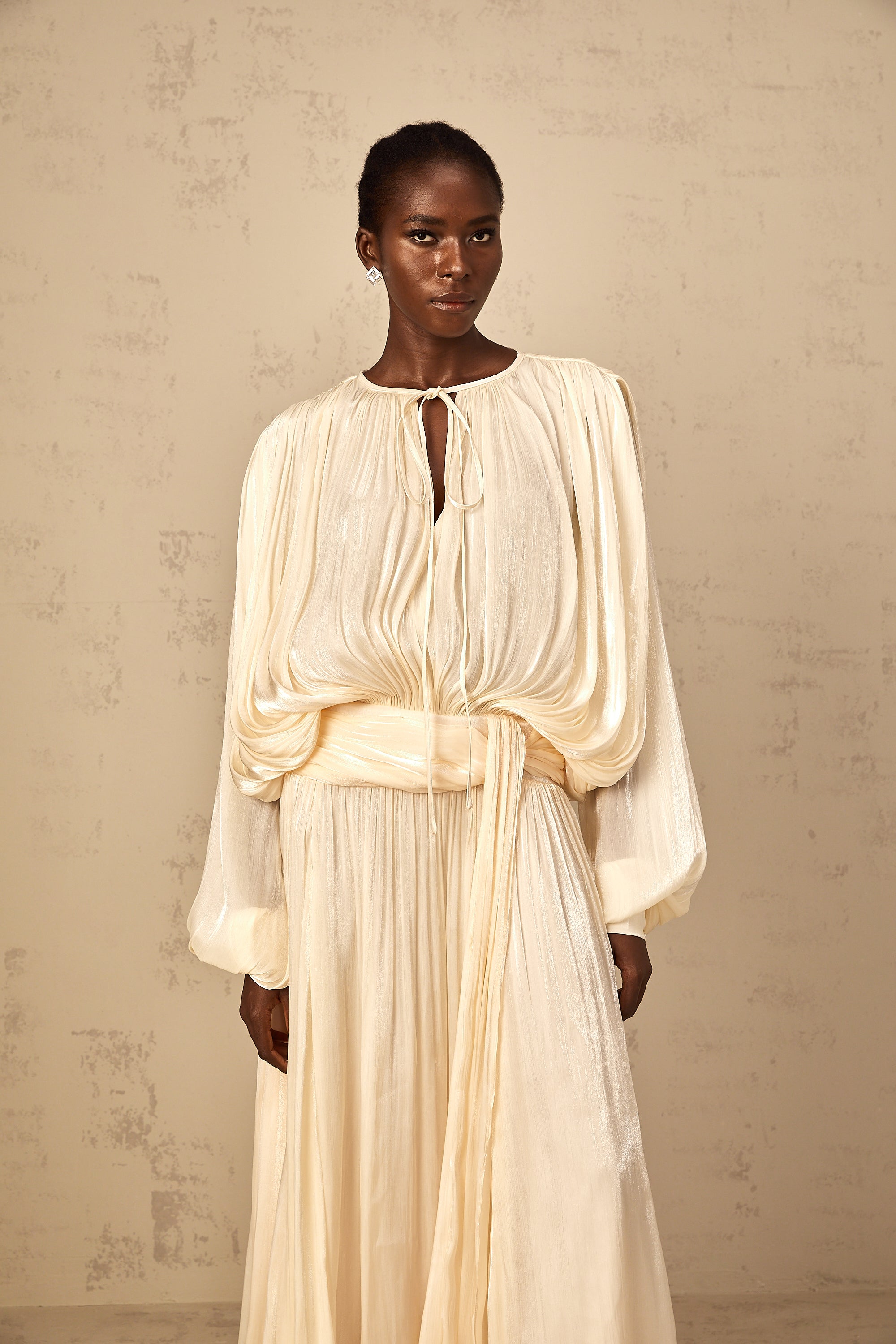 فستان يوجيني قصير محايد مطوي بالكامل ومكشكش