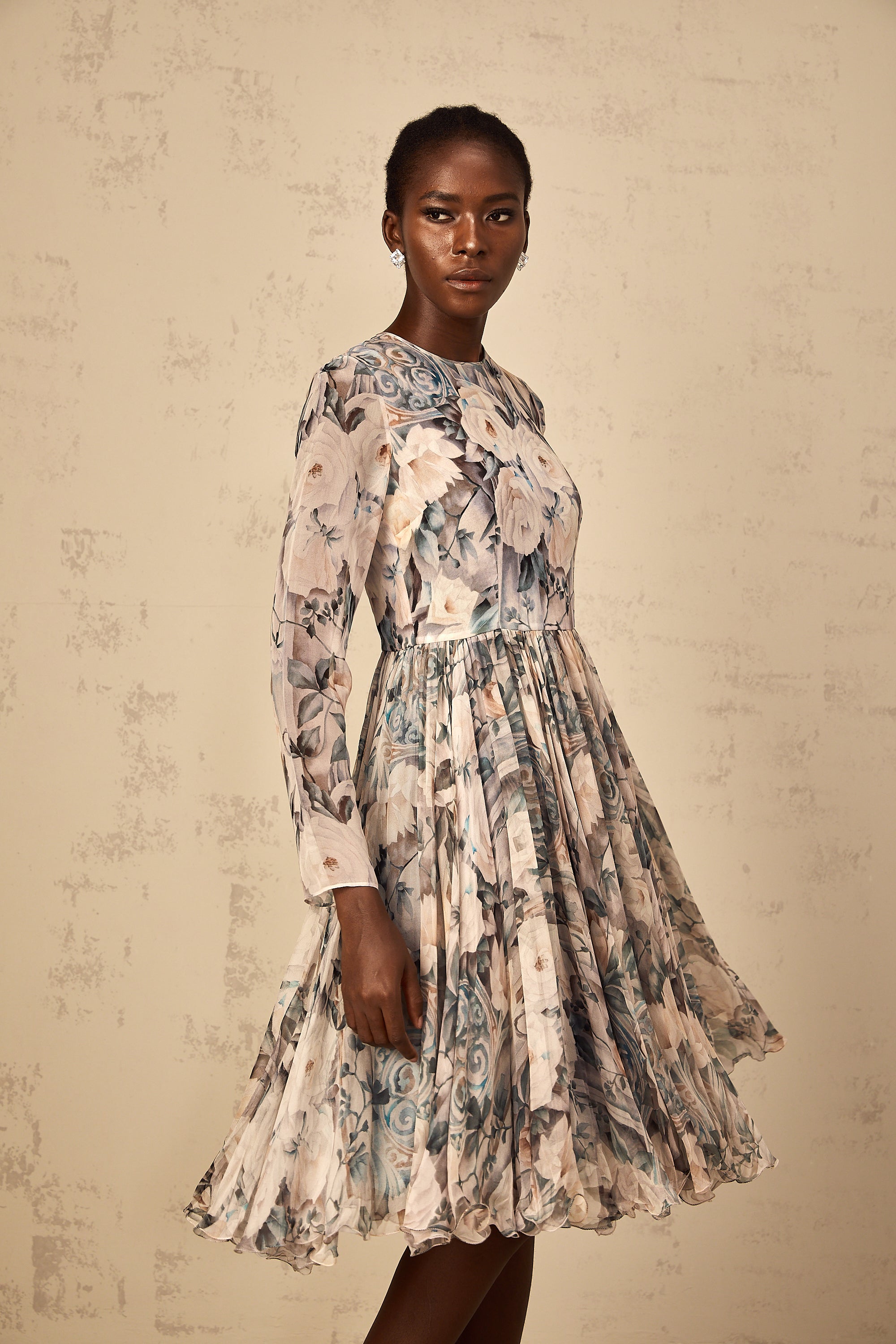 فستان ميلاني متوسط الطول من الشيفون بطبعة زهور