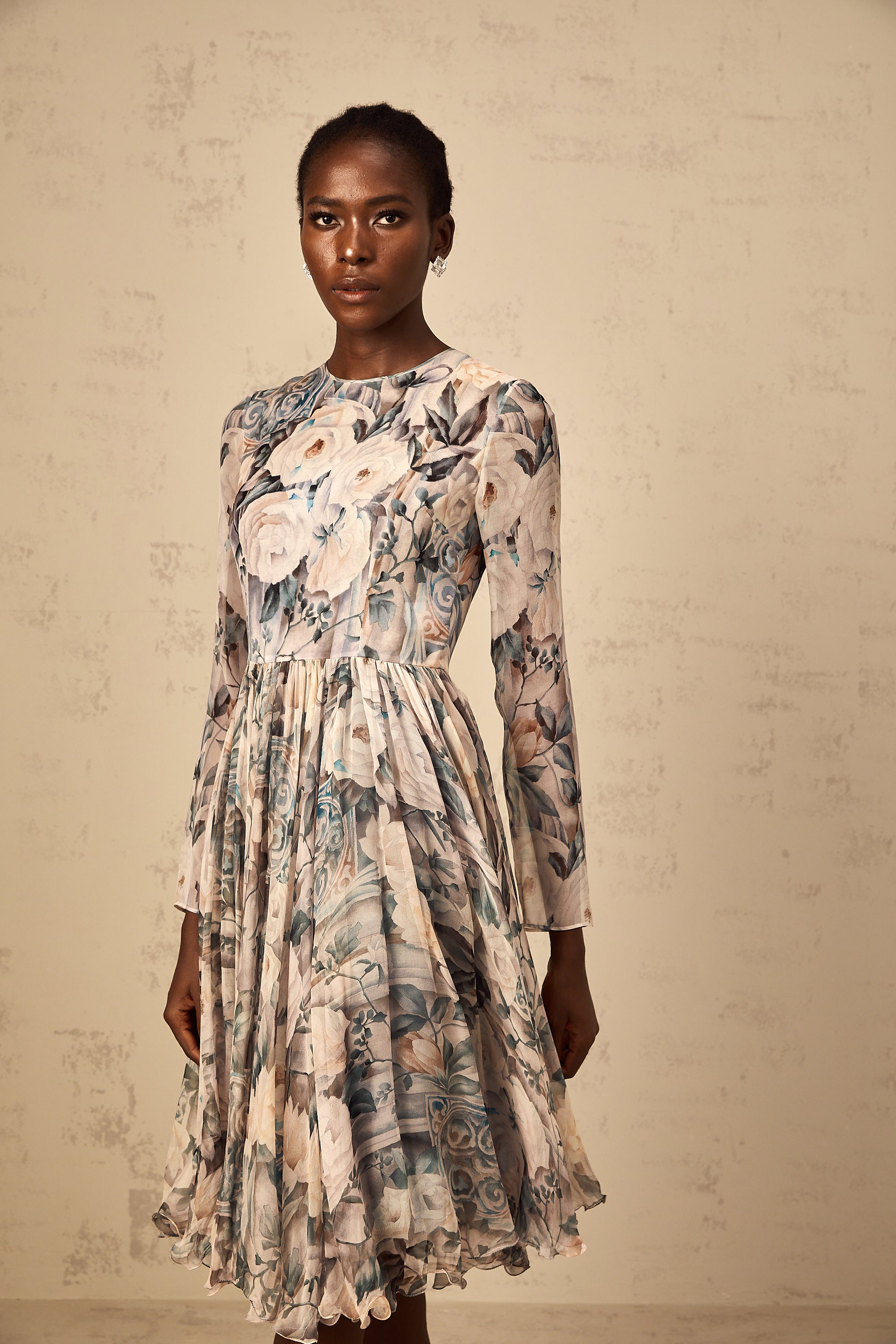 فستان ميلاني متوسط الطول من الشيفون بطبعة زهور