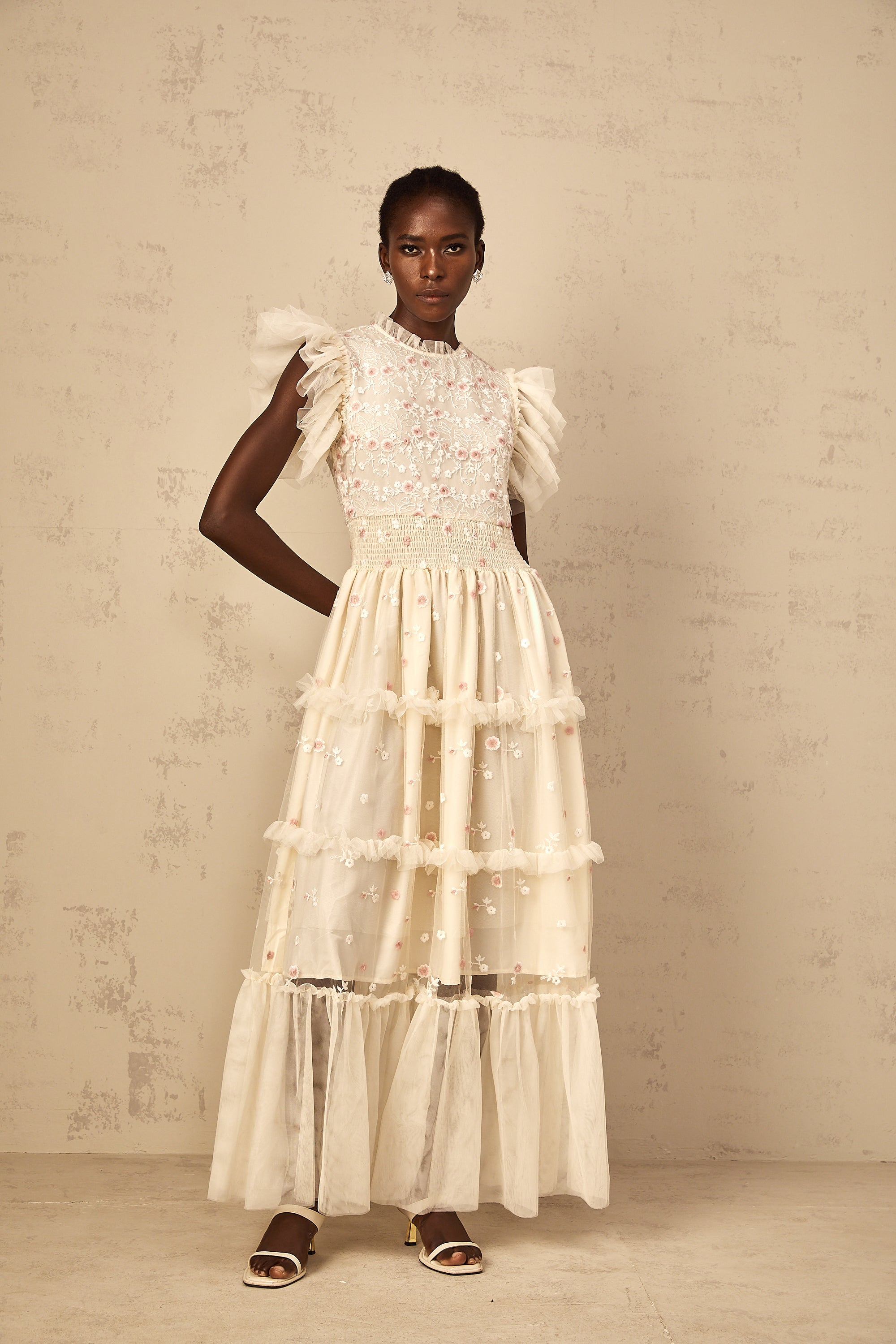 Caméo Cremeweißes Maxikleid aus gestuftem Tüll mit Blumenstickerei