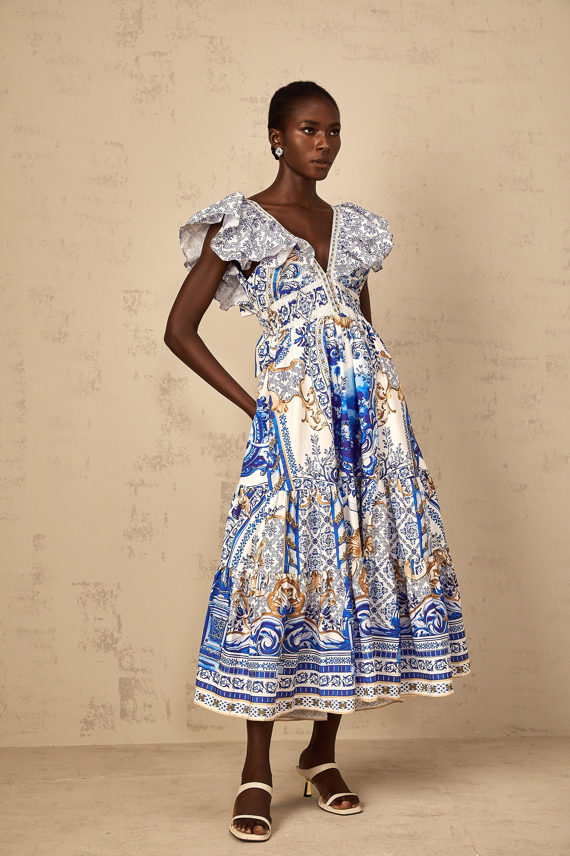 Calliopée – Blaues, gestuftes Midikleid mit Barock-Print