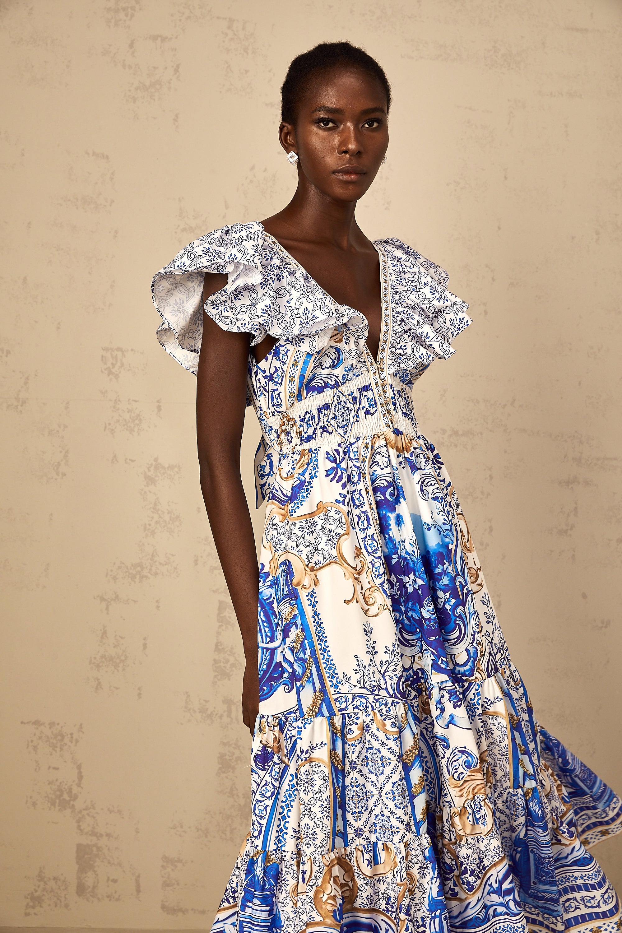 Calliopée – Blaues, gestuftes Midikleid mit Barock-Print