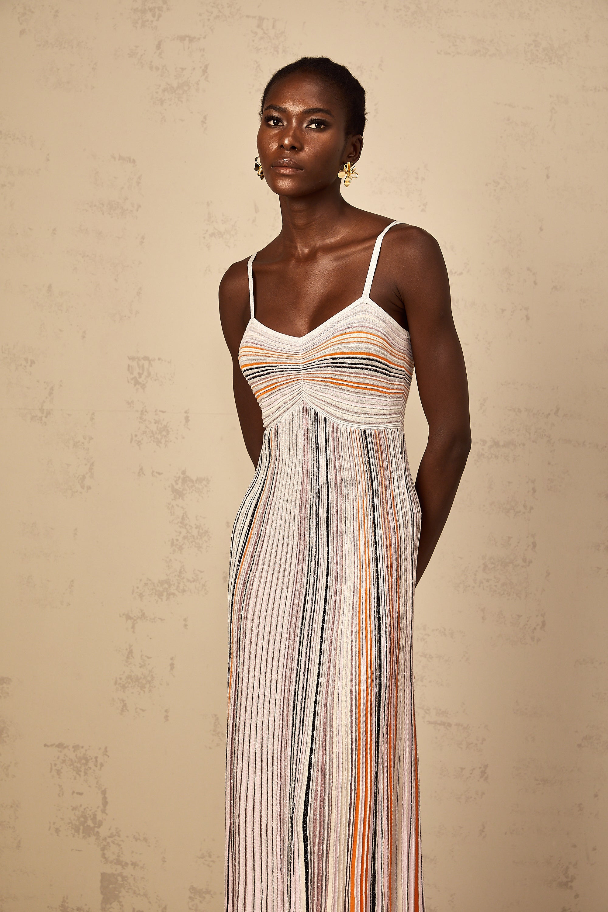 Bruyère – Neutrales, gestreiftes Maxikleid aus Strick mit Pailletten