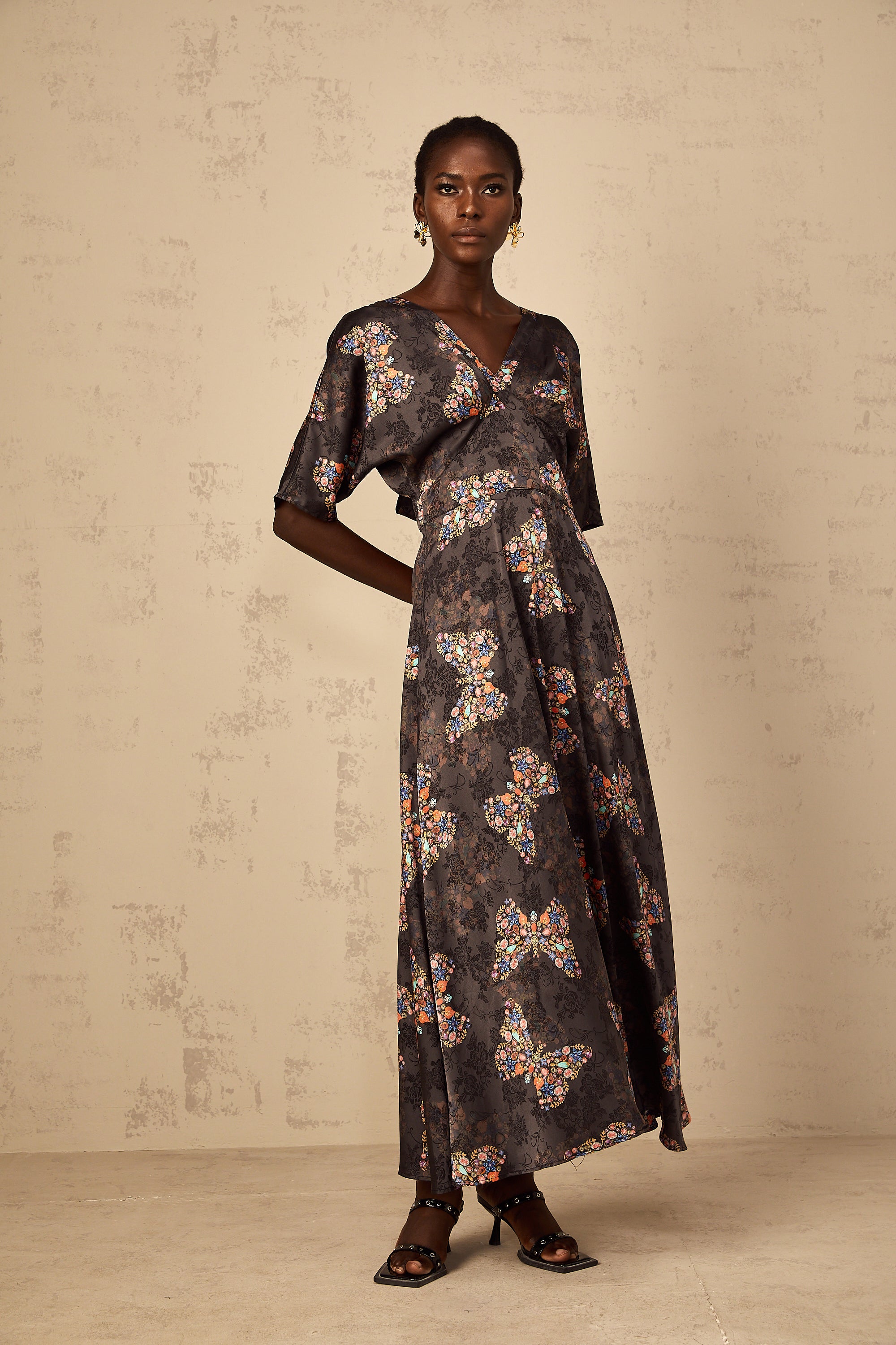 فستان ماكسي أسود بطبعة فراشات من جلانون