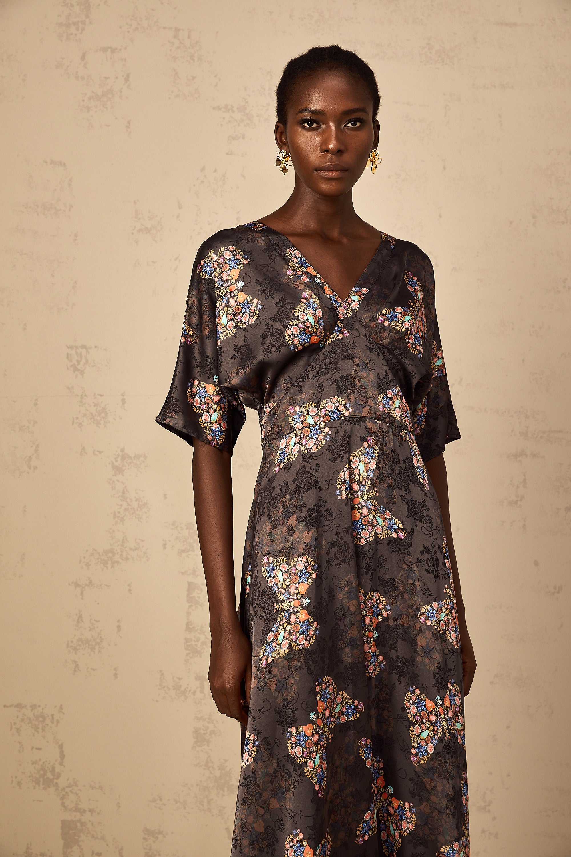 فستان ماكسي أسود بطبعة فراشات من جلانون