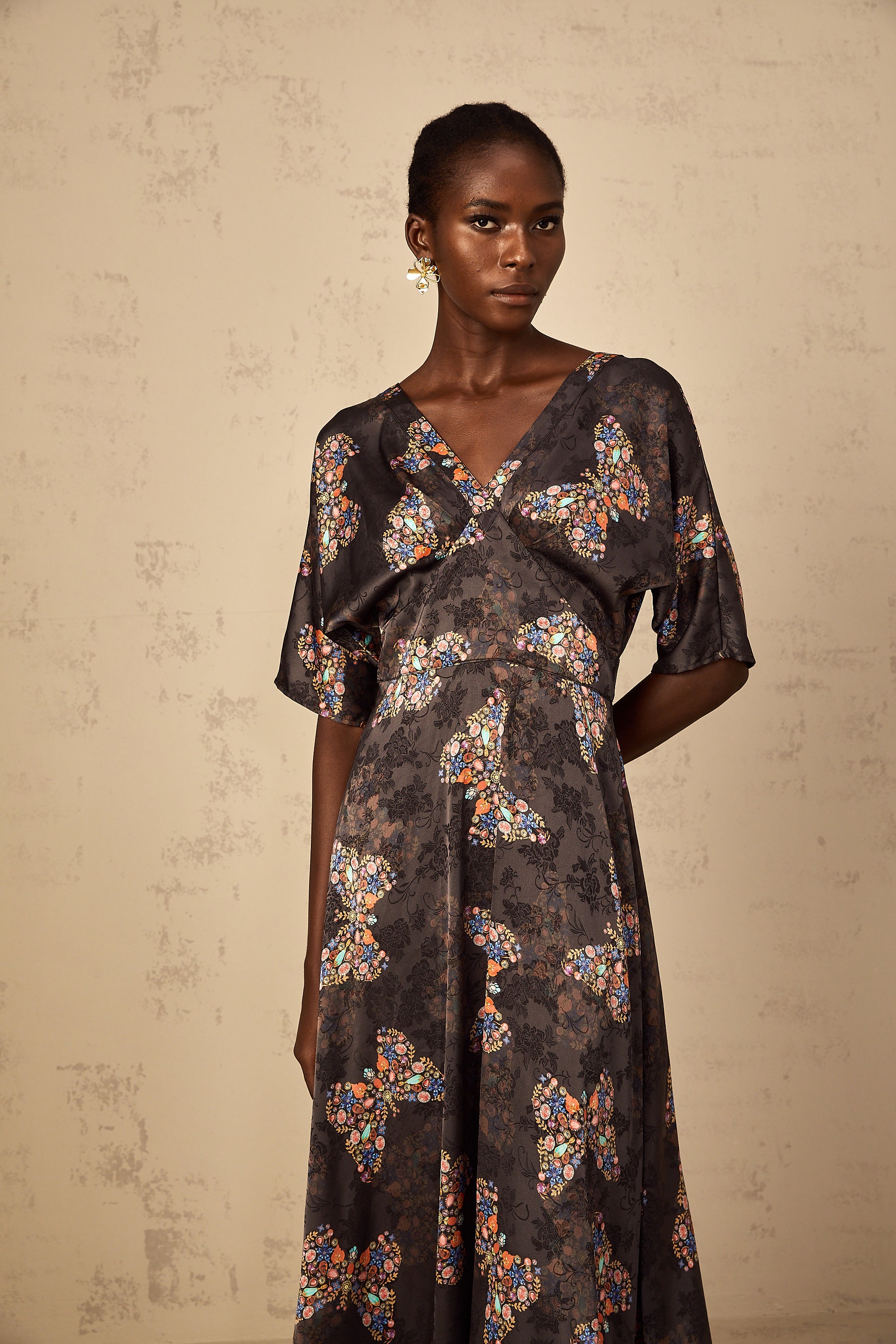 فستان ماكسي أسود بطبعة فراشات من جلانون