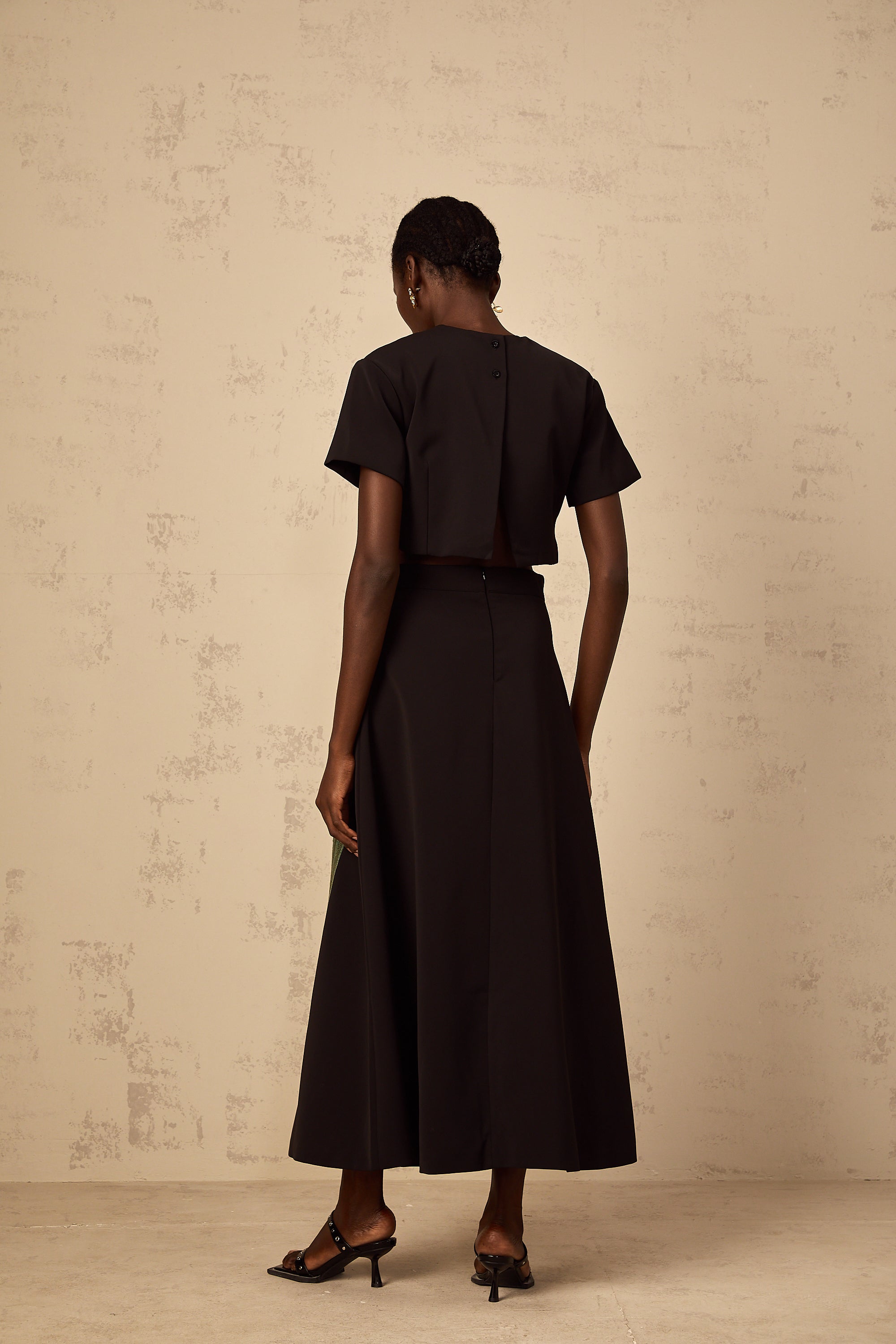 طقم إيرين بلاك المتطابق المطرز بالترتر والزهور