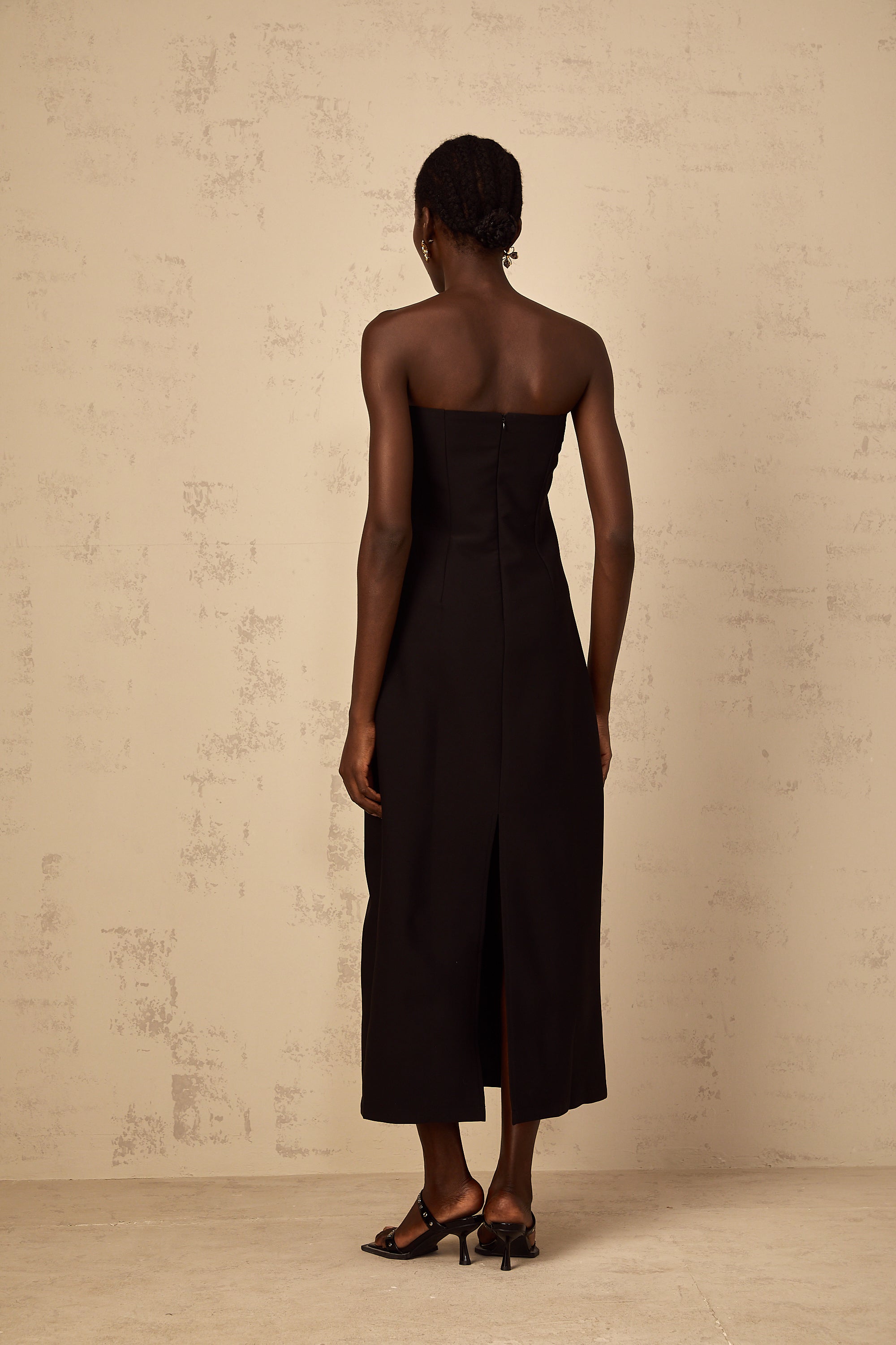 Irène – Schulterfreies Midikleid mit Paillettenstickerei in Schwarz