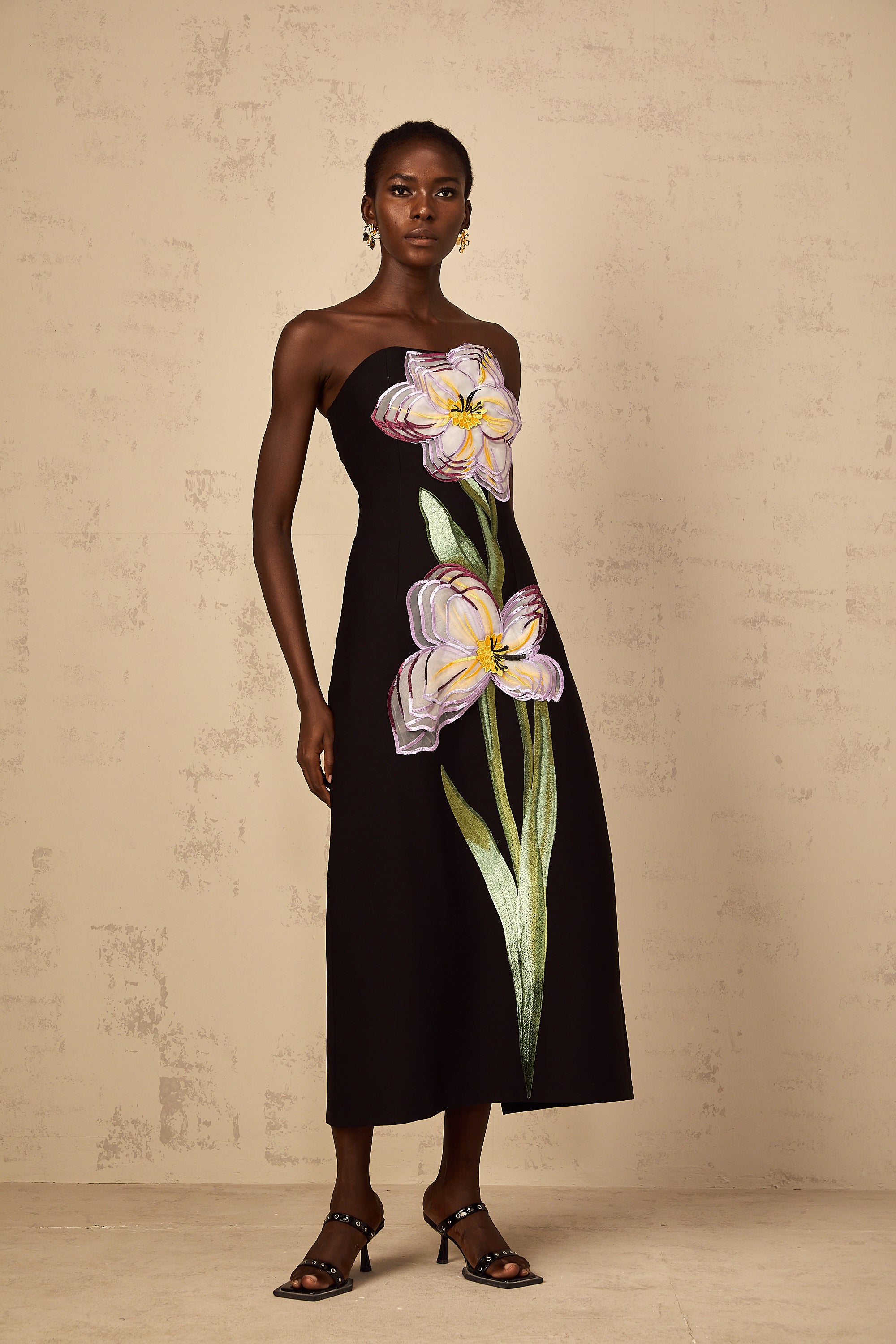 Irène – Schulterfreies Midikleid mit Paillettenstickerei in Schwarz