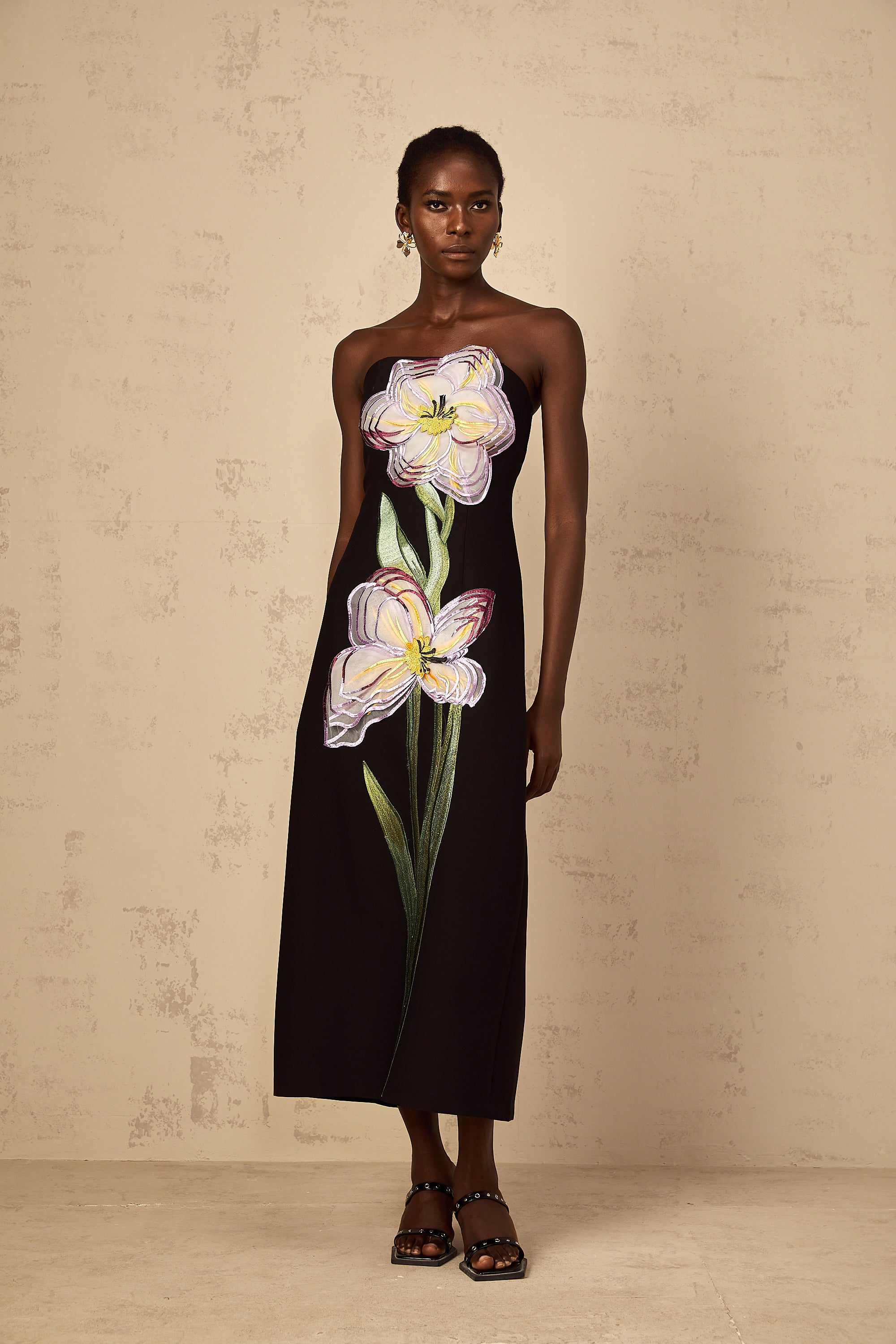 Irène – Schulterfreies Midikleid mit Paillettenstickerei in Schwarz