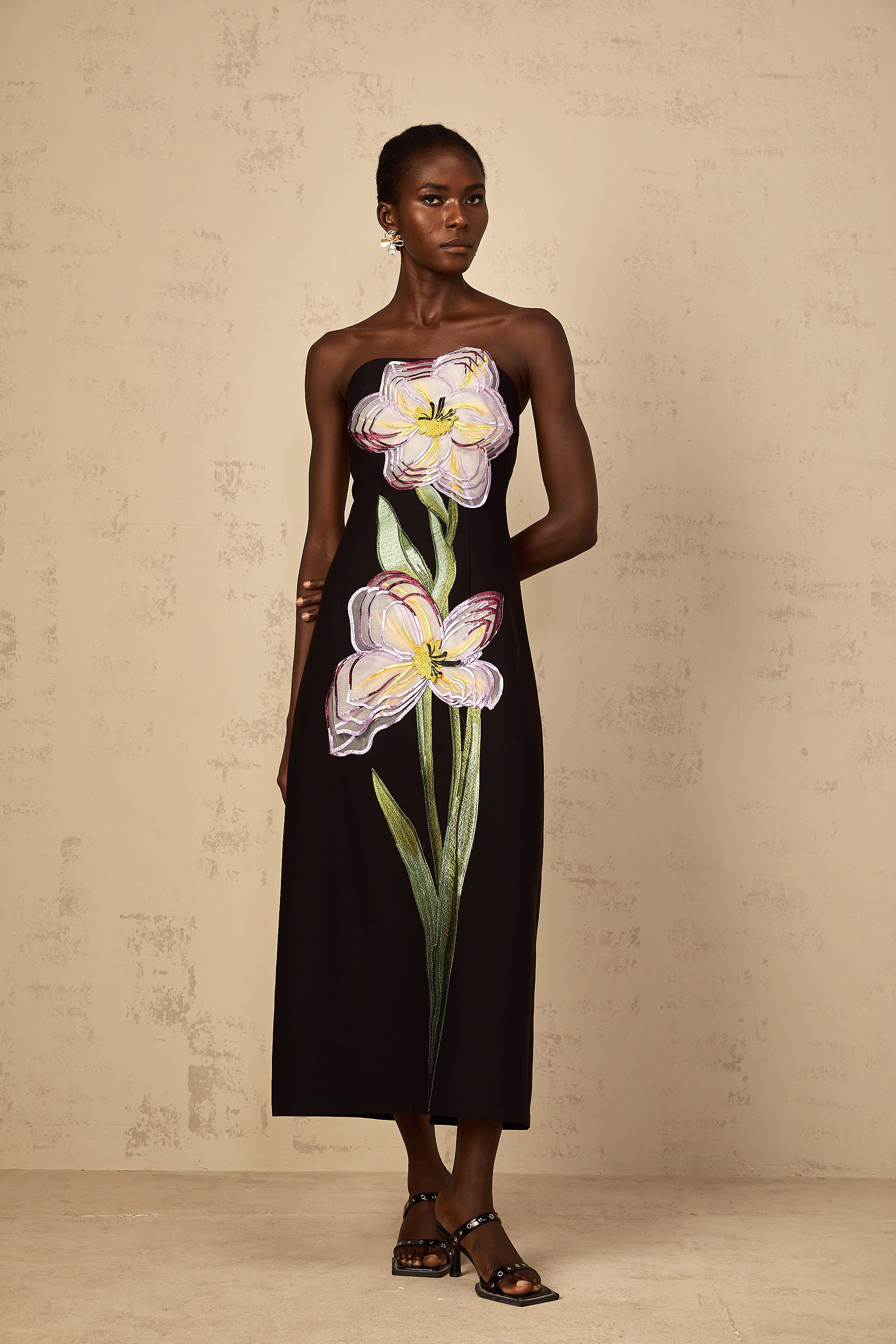 Irène – Schulterfreies Midikleid mit Paillettenstickerei in Schwarz