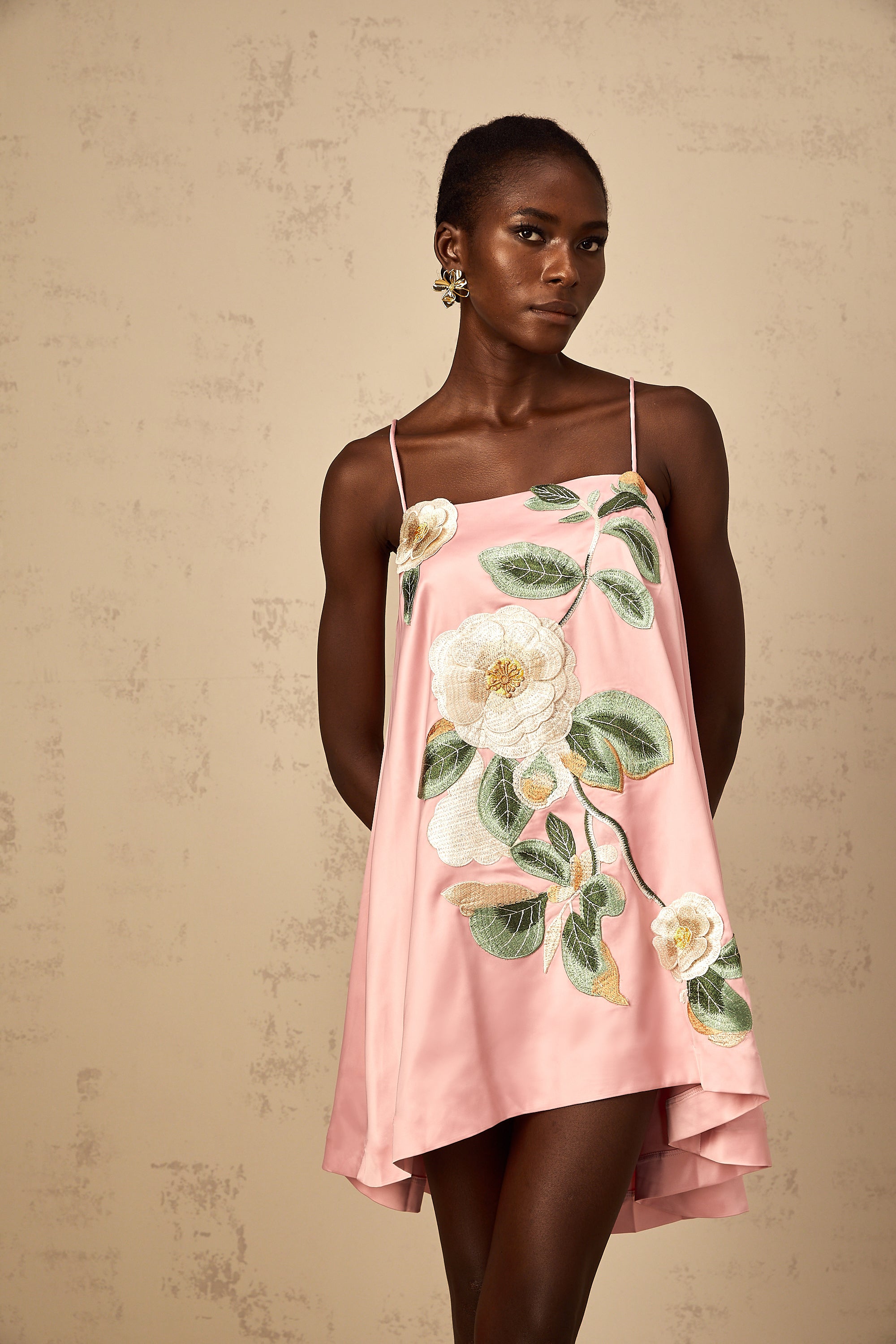 فستان أفريل الوردي القصير من الساتان المطرز بالزهور