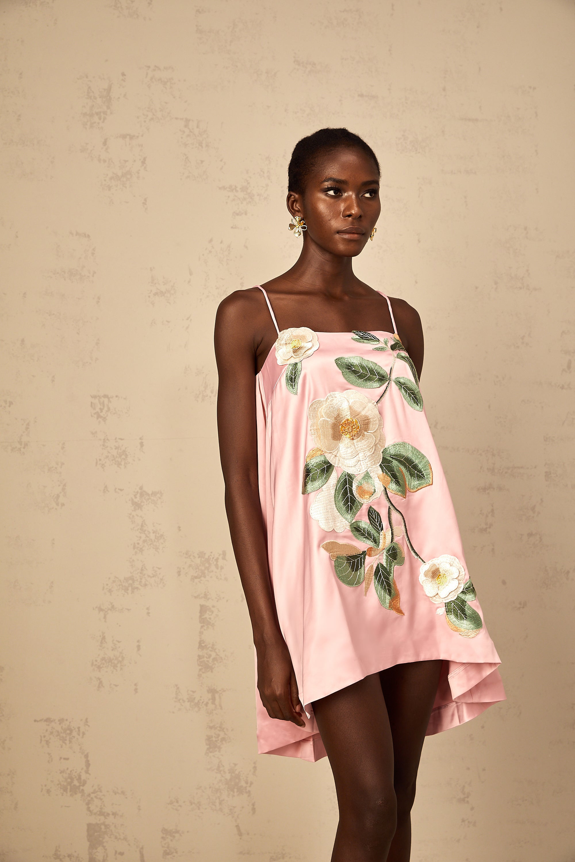 فستان أفريل الوردي القصير من الساتان المطرز بالزهور