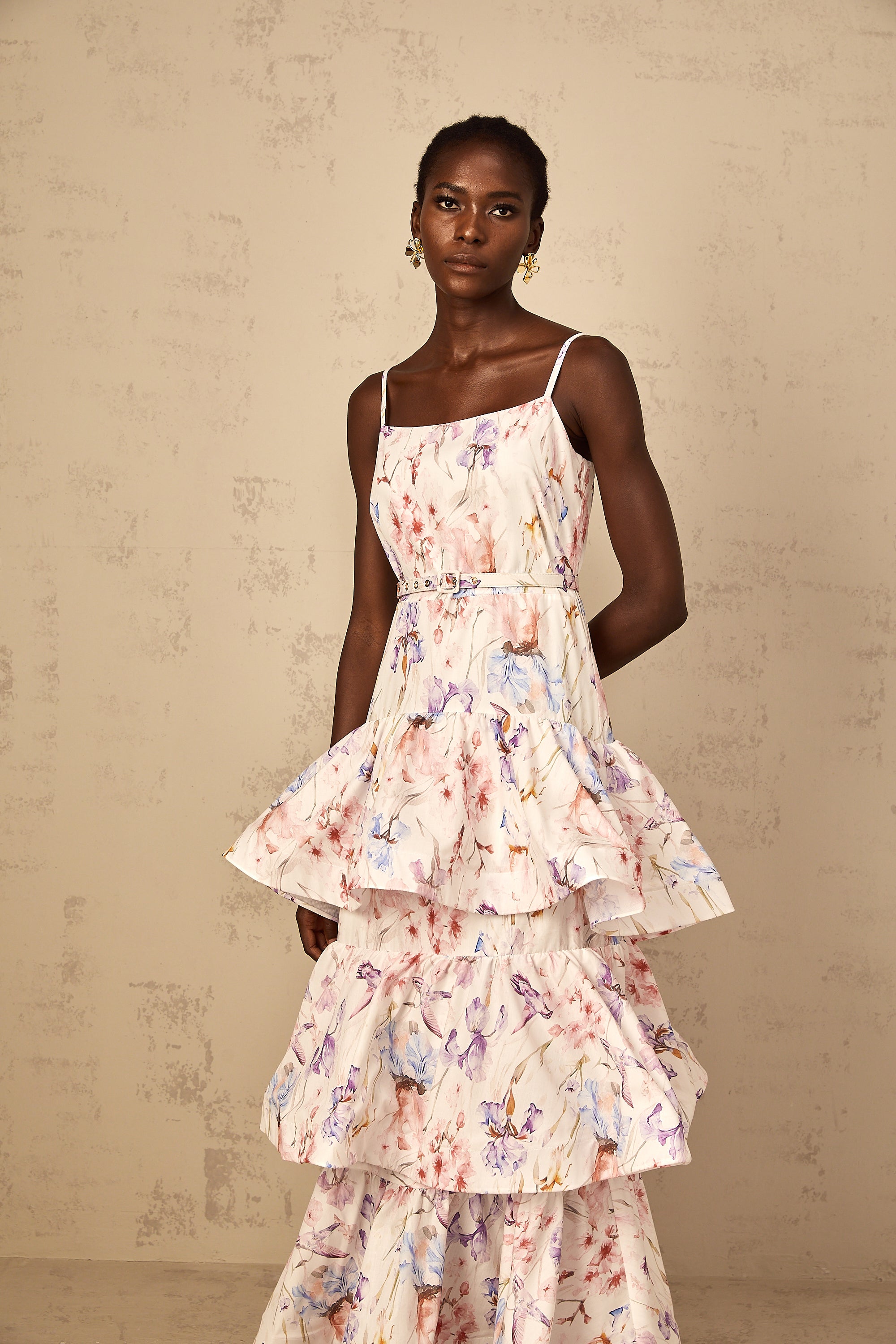 Géraldine – Weißes Maxikleid mit Blumenmuster und Rüschen