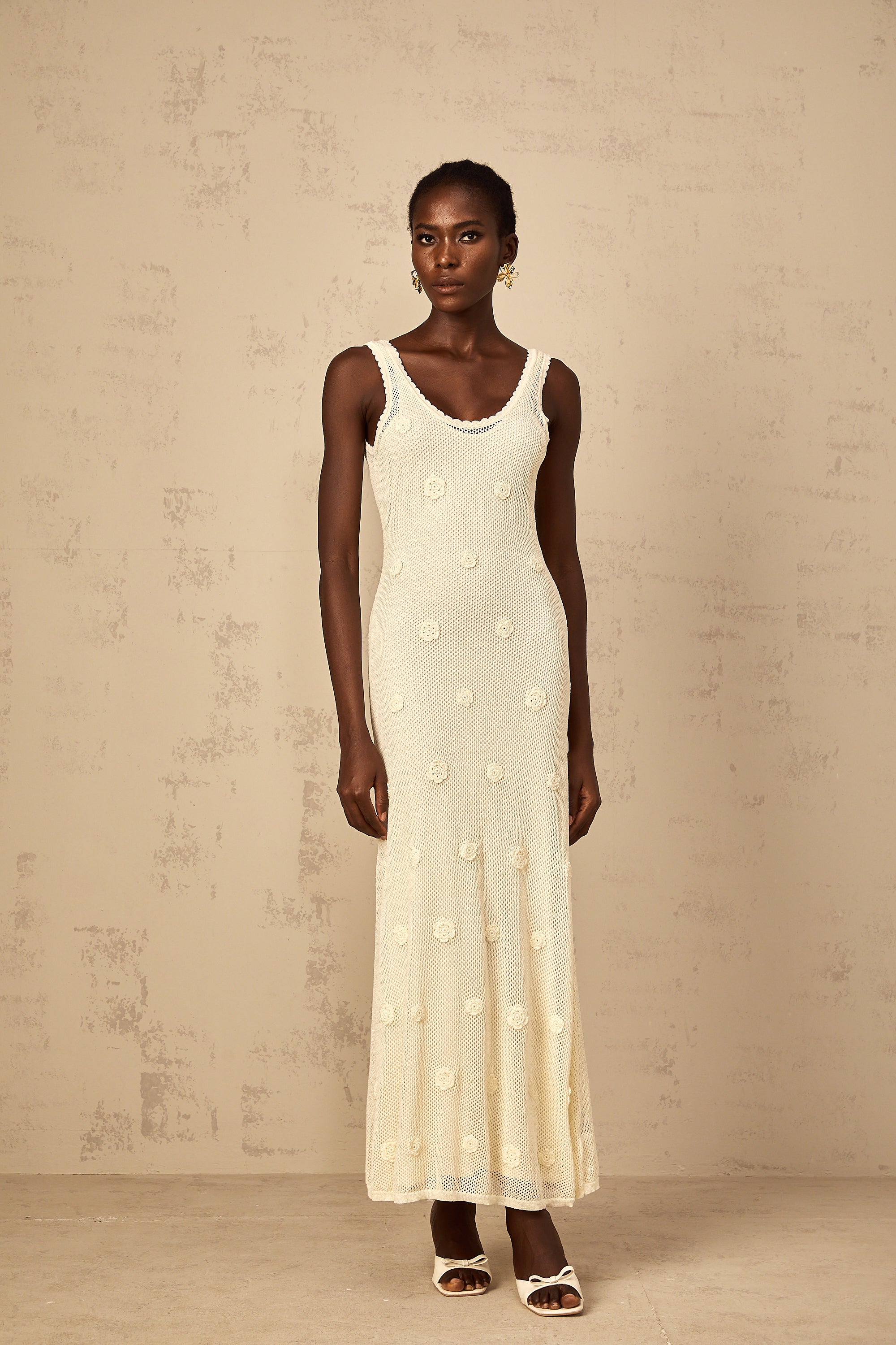 فستان إليونور ماكسي كروشيه مطرز بالورود